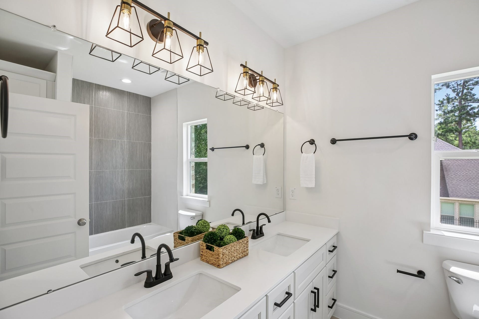 205 Wyndemere Drive, Montgomery, TX 77356 Beautifully finished secondary upstairs bathroom