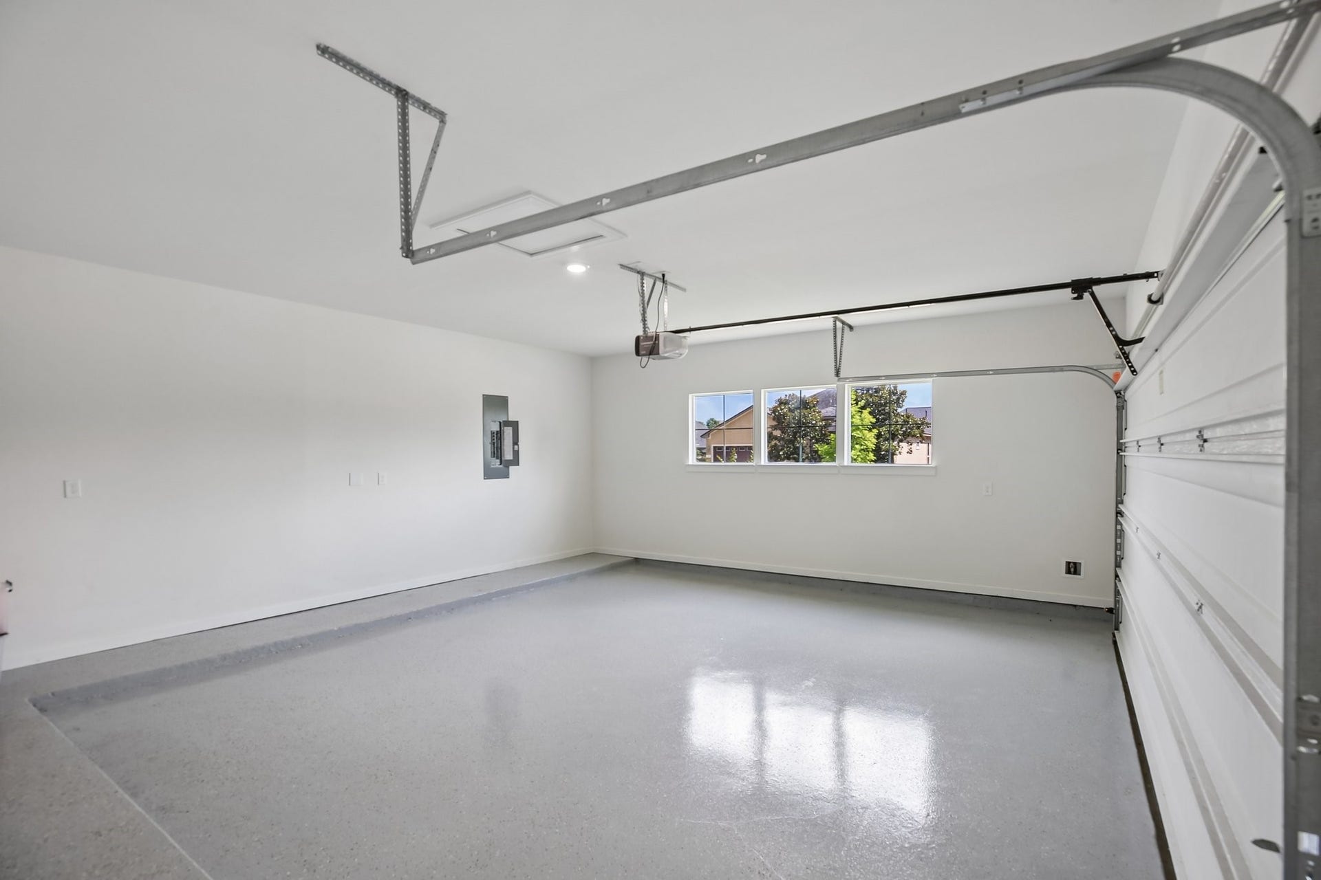 205 Wyndemere Drive, Montgomery, TX 77356 Easy to maintain epoxied oversized garage