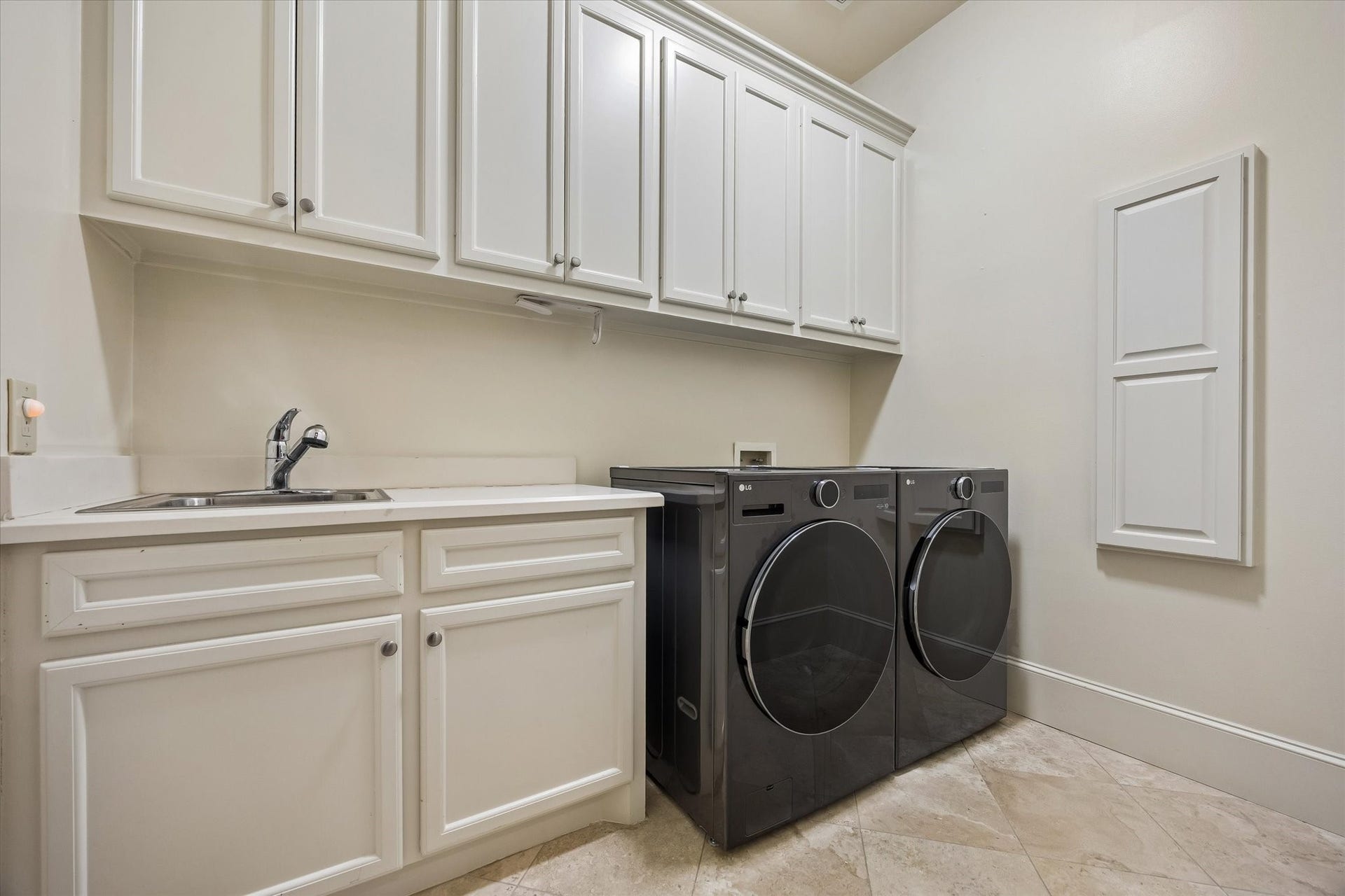 5120 Mt Vernon, Houston, TX 77006 Large laundry room with sink and washer/dryer (less than a year old) that also convey.