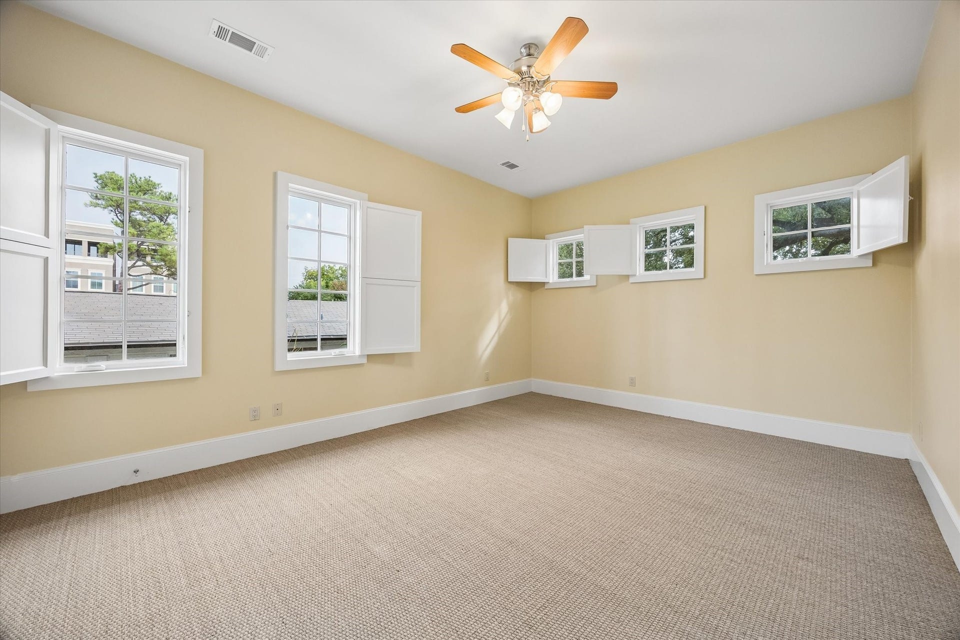 5120 Mt Vernon, Houston, TX 77006 Spacious secondary bedroom. All secondary bedrooms have large closets as well.