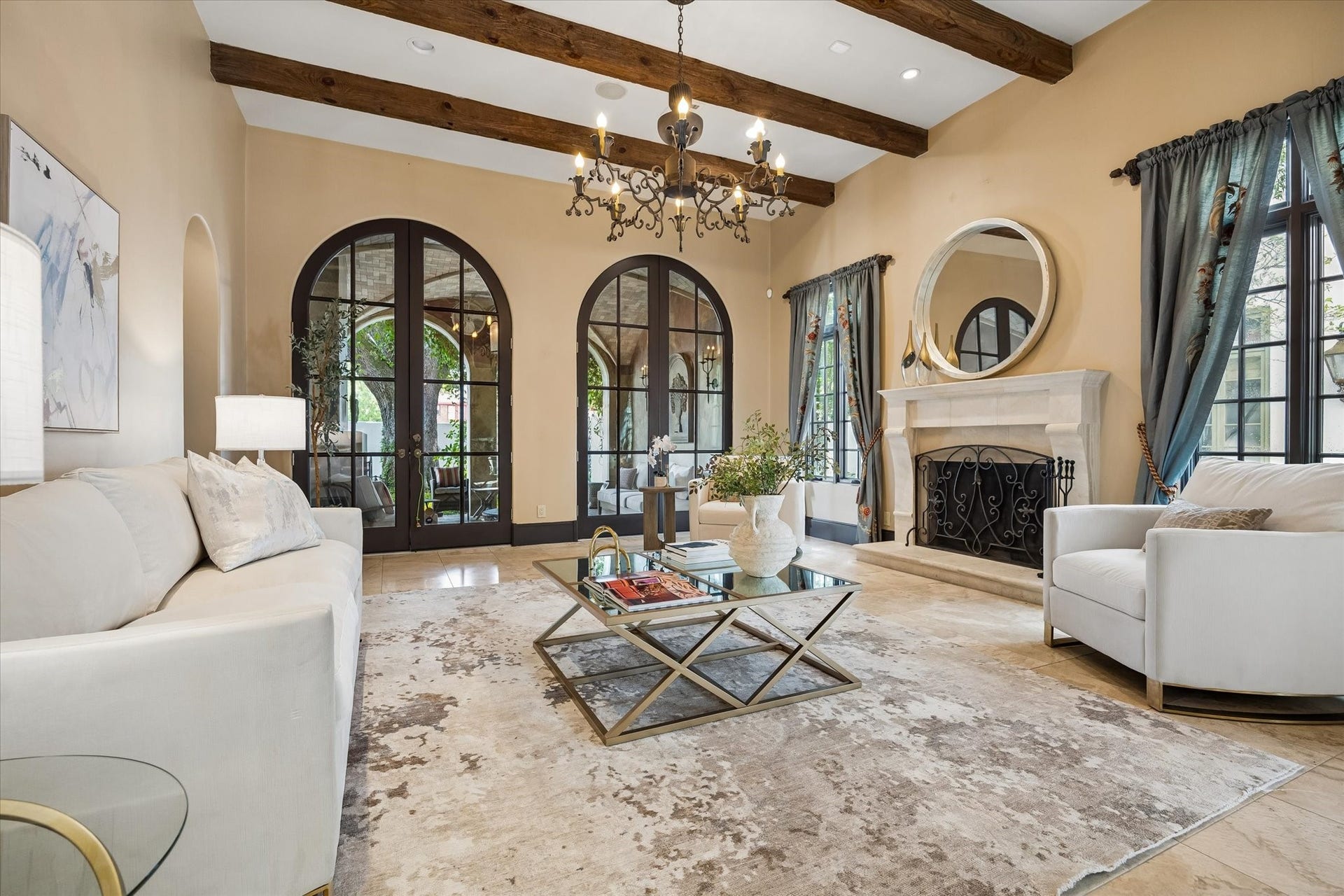5120 Mt Vernon, Houston, TX 77006 View of living room from the foyer hall.
