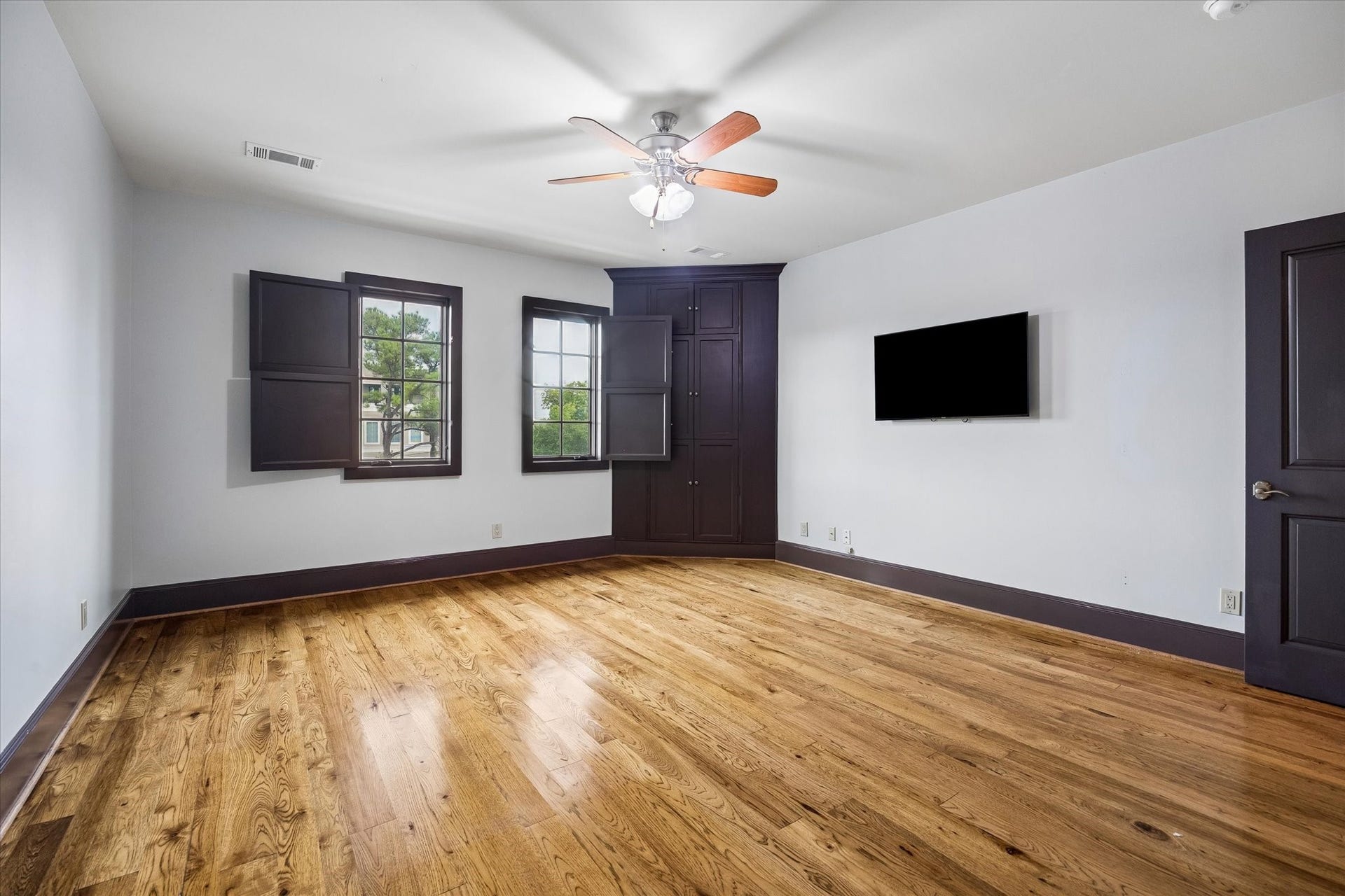 5120 Mt Vernon, Houston, TX 77006 This third floor space with pecan hardwood floors can be used as a media room, workout room or fourth bedroom.