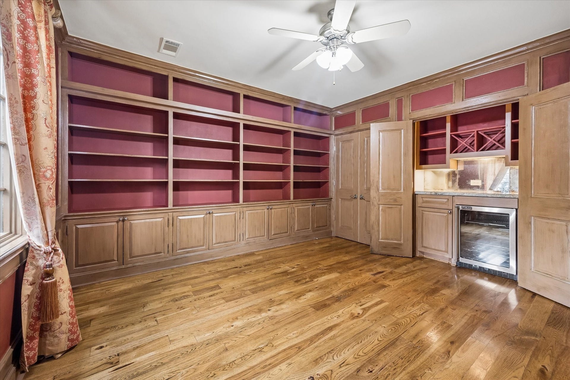 5120 Mt Vernon, Houston, TX 77006 Also located on the third floor is the home office. This space features built-in shelves and storage and a wet bar with beverage cooler. It can easily be converted to a bedroom if needed.