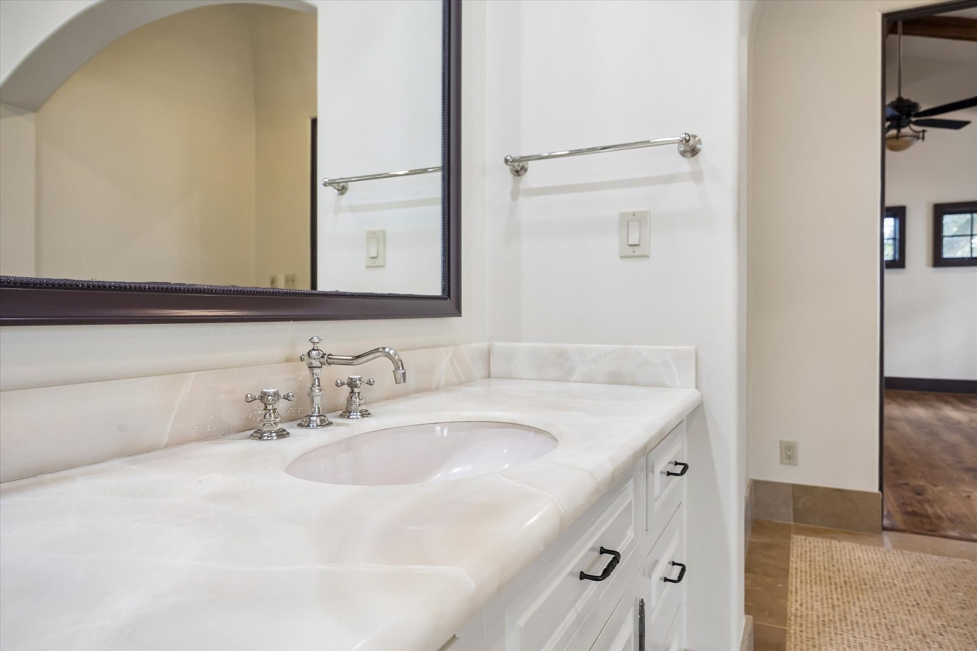 5120 Mt Vernon, Houston, TX 77006 Onyx vanities in the primary bath.