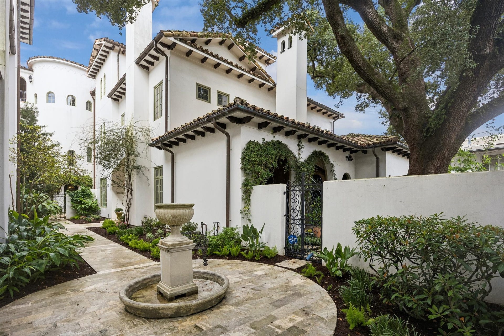 5120 Mt Vernon, Houston, TX 77006 The entrance to the home is via a charming old world courtyard.