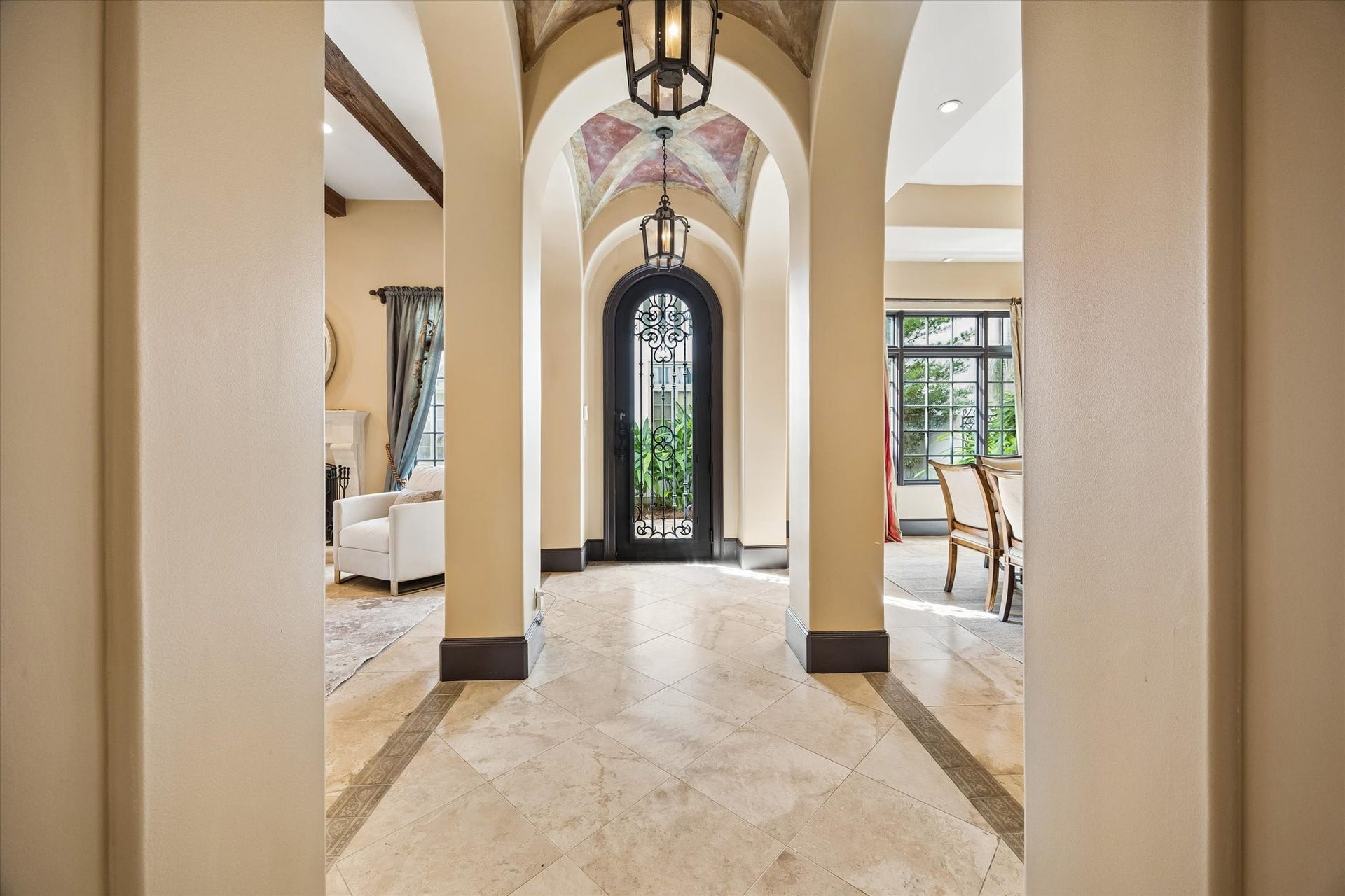5120 Mt Vernon, Houston, TX 77006 Interesting architectural details, gracious rooms, designer finishes and an outstanding floor plan define this truly unique townhome in the highly desirable Museum District.