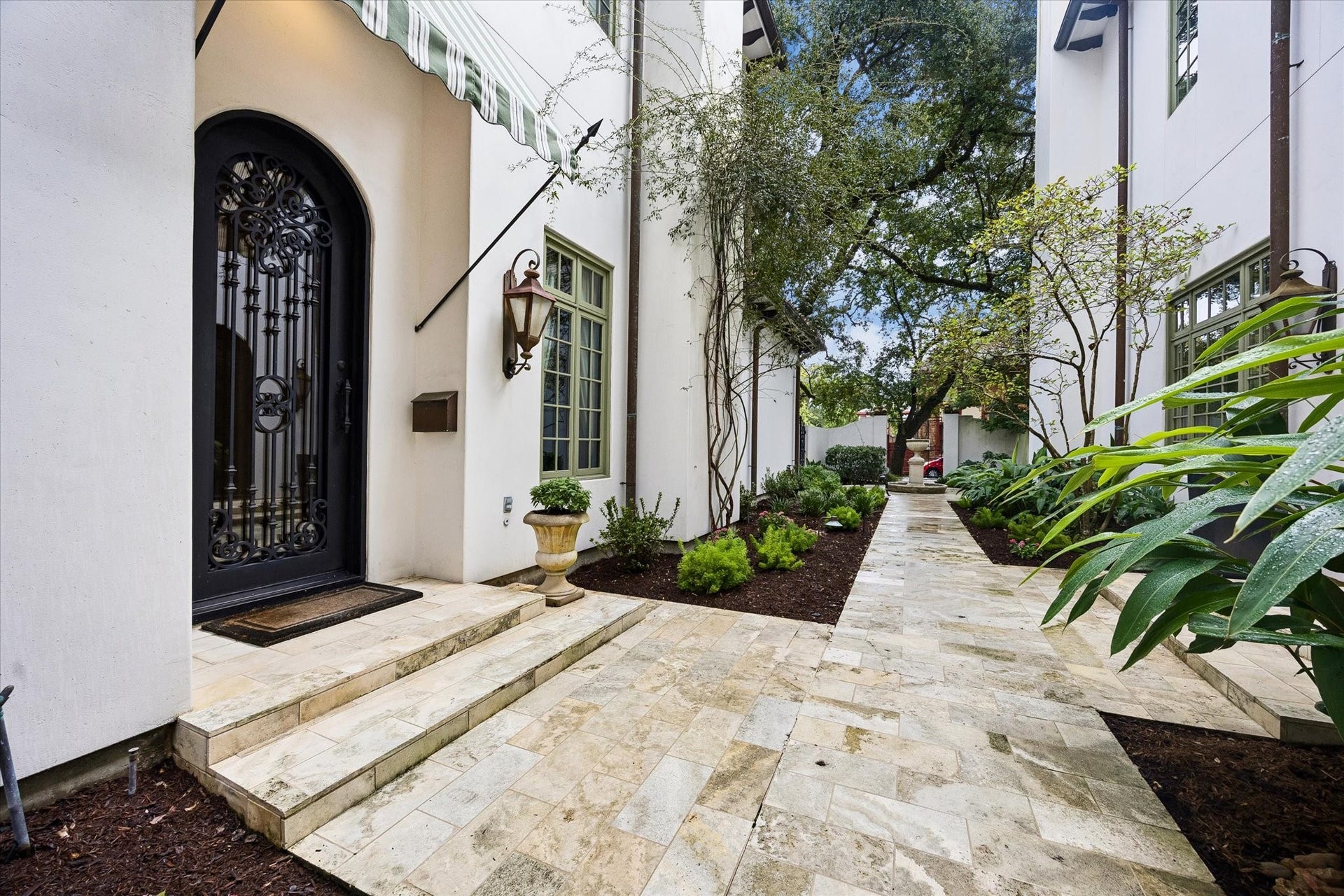 5120 Mt Vernon, Houston, TX 77006 The front entrance to the home.