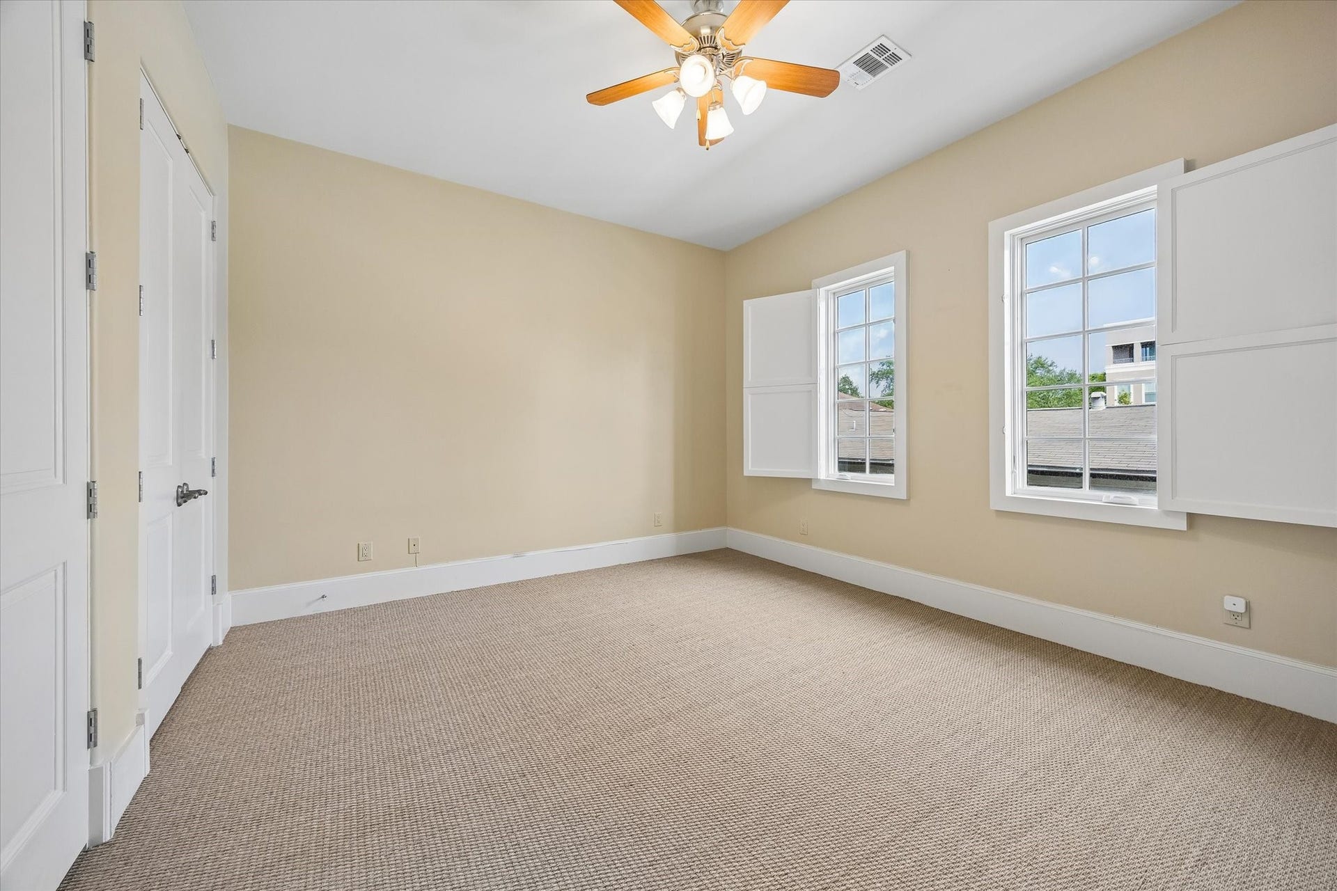 5120 Mt Vernon, Houston, TX 77006 Two secondary bedrooms are located on the 2nd floor.