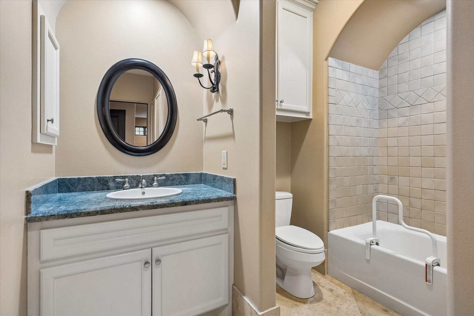 5120 Mt Vernon, Houston, TX 77006 Third floor bathroom.