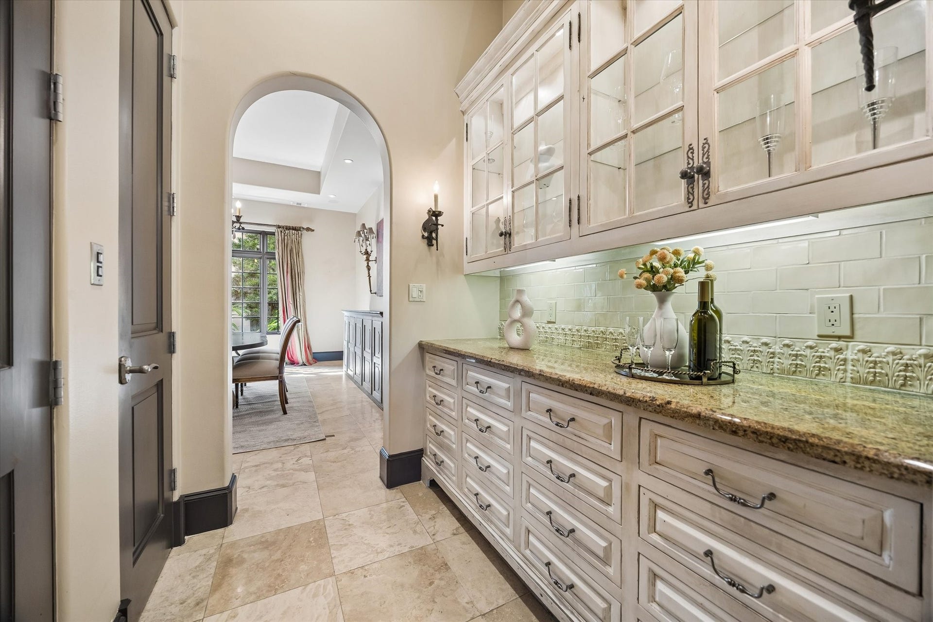 5120 Mt Vernon, Houston, TX 77006 The Butler's Pantry with glass-front cabinets. Walk-in pantry is through the closed door.