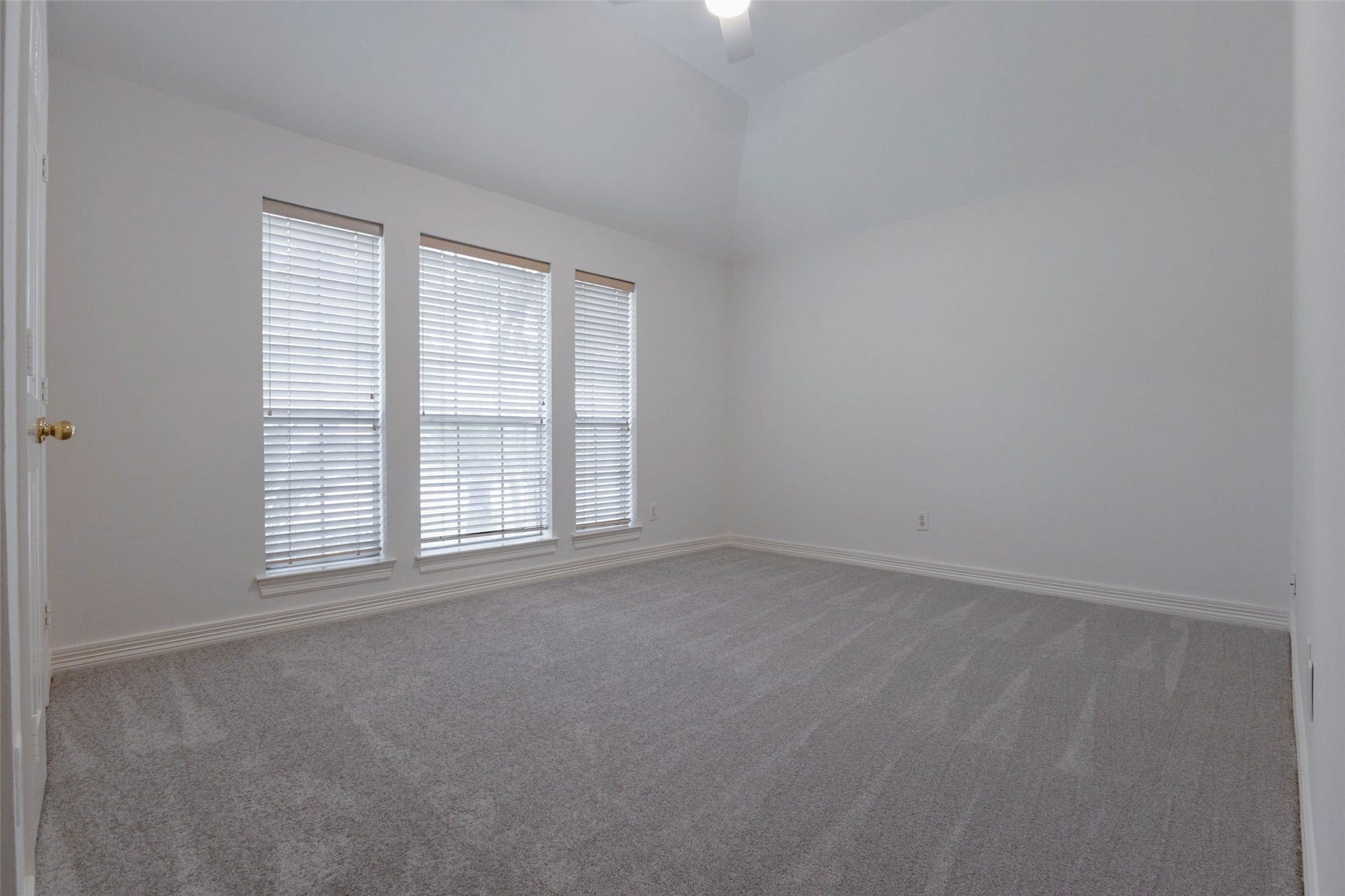 4911 Avondale Drive, Sugar Land, TX 77479 4911 Avondale Drive, Sugar Land, TX 77479