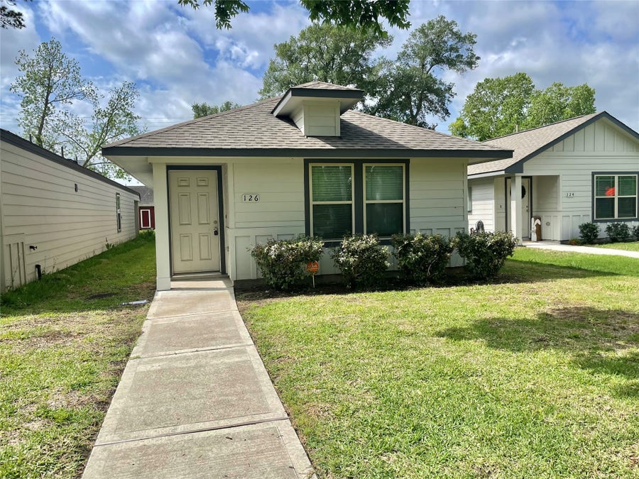 Property photo for 126 E Ash St, Angleton, TX