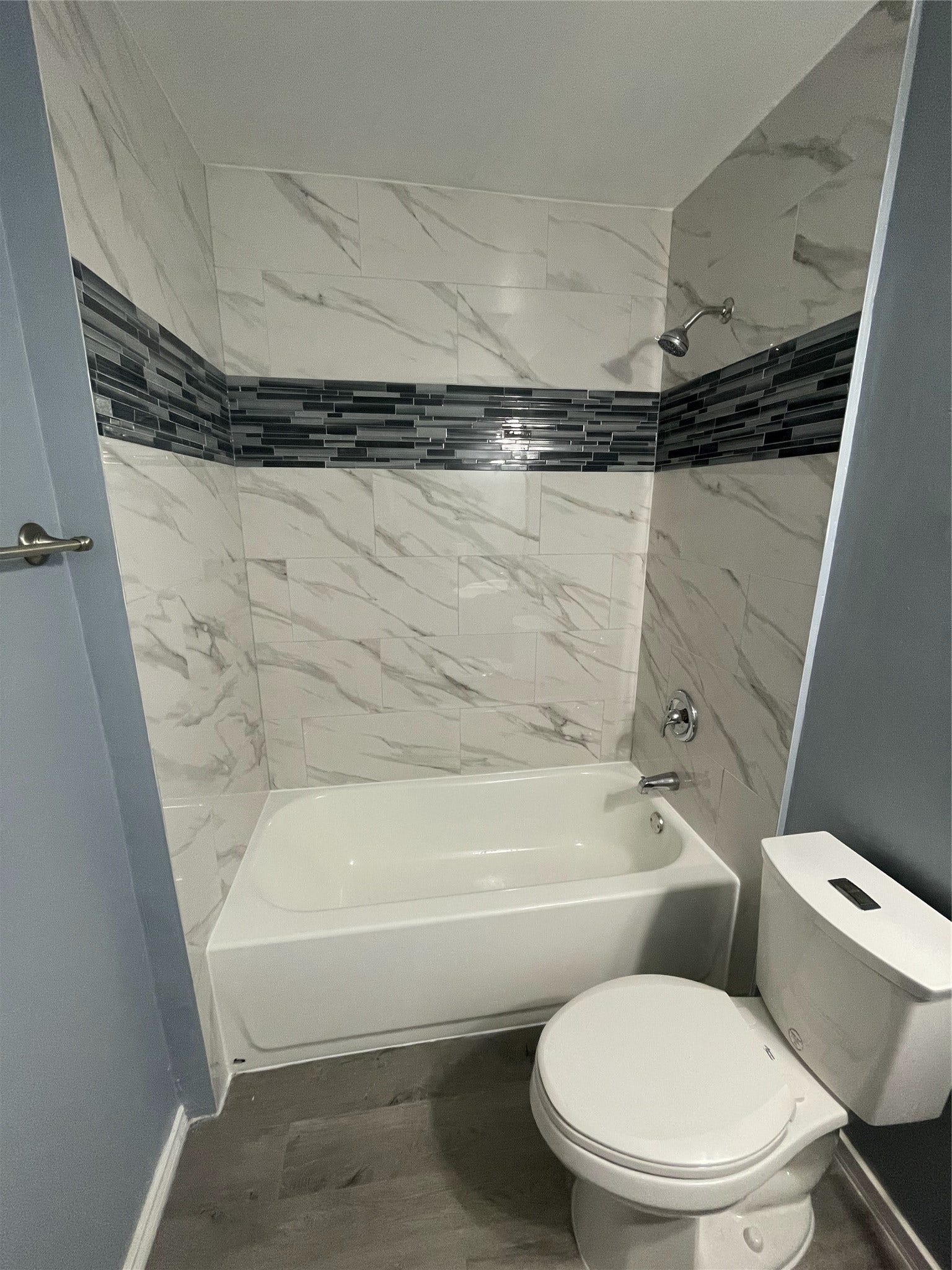 2915 Garden Lane, Sugar Land, TX 77479 Newly renovated full bath with modern design