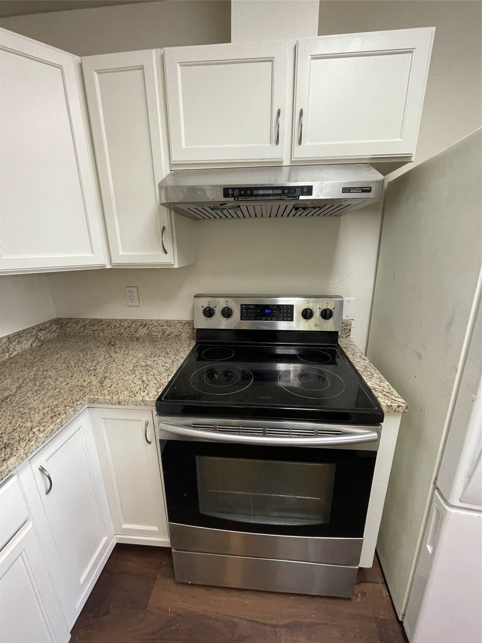 2915 Garden Lane, Sugar Land, TX 77479 New range hood with 900 CFM that vents out