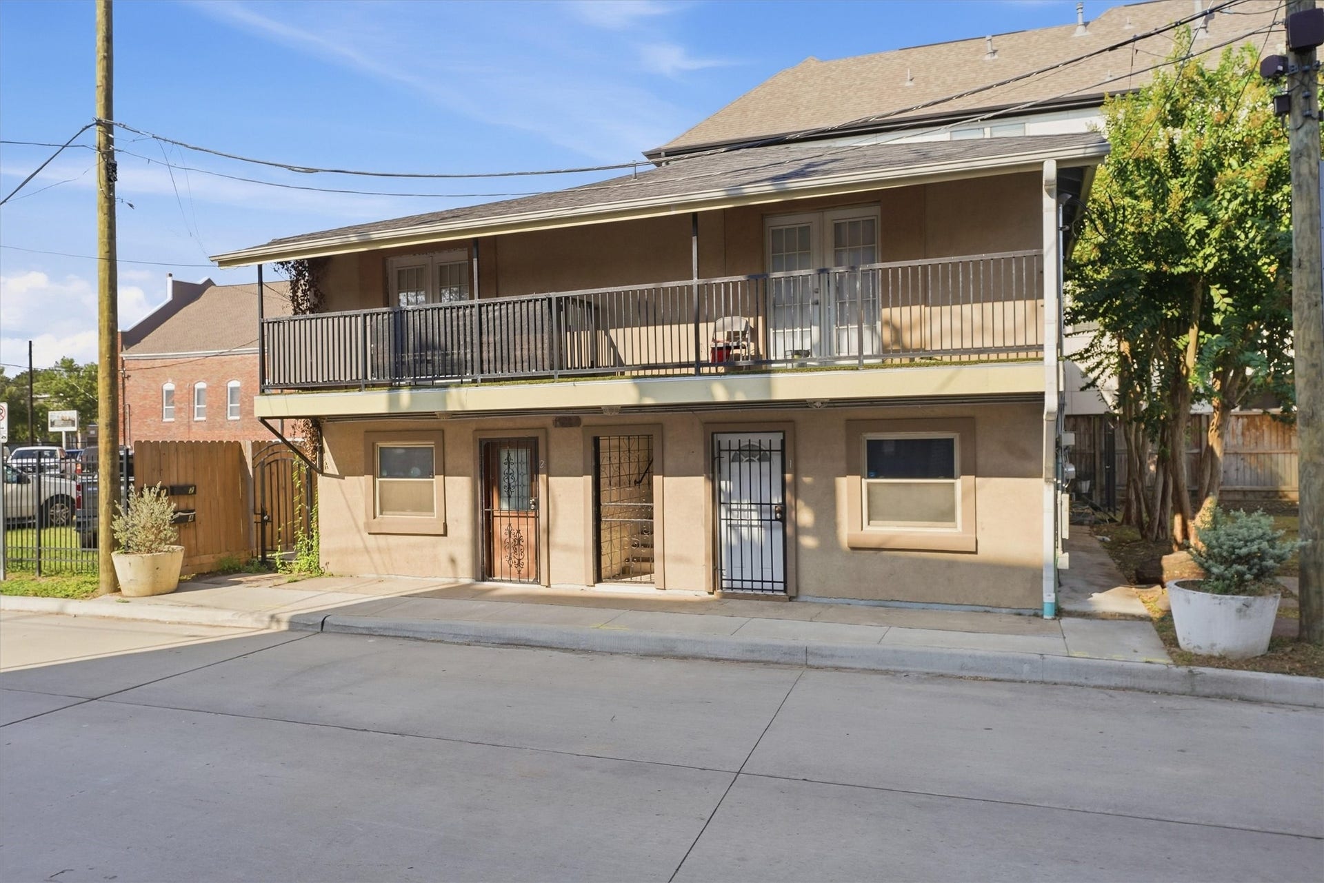 1017 Court Street, Houston, TX 77007 Both units upstairs have a balcony.