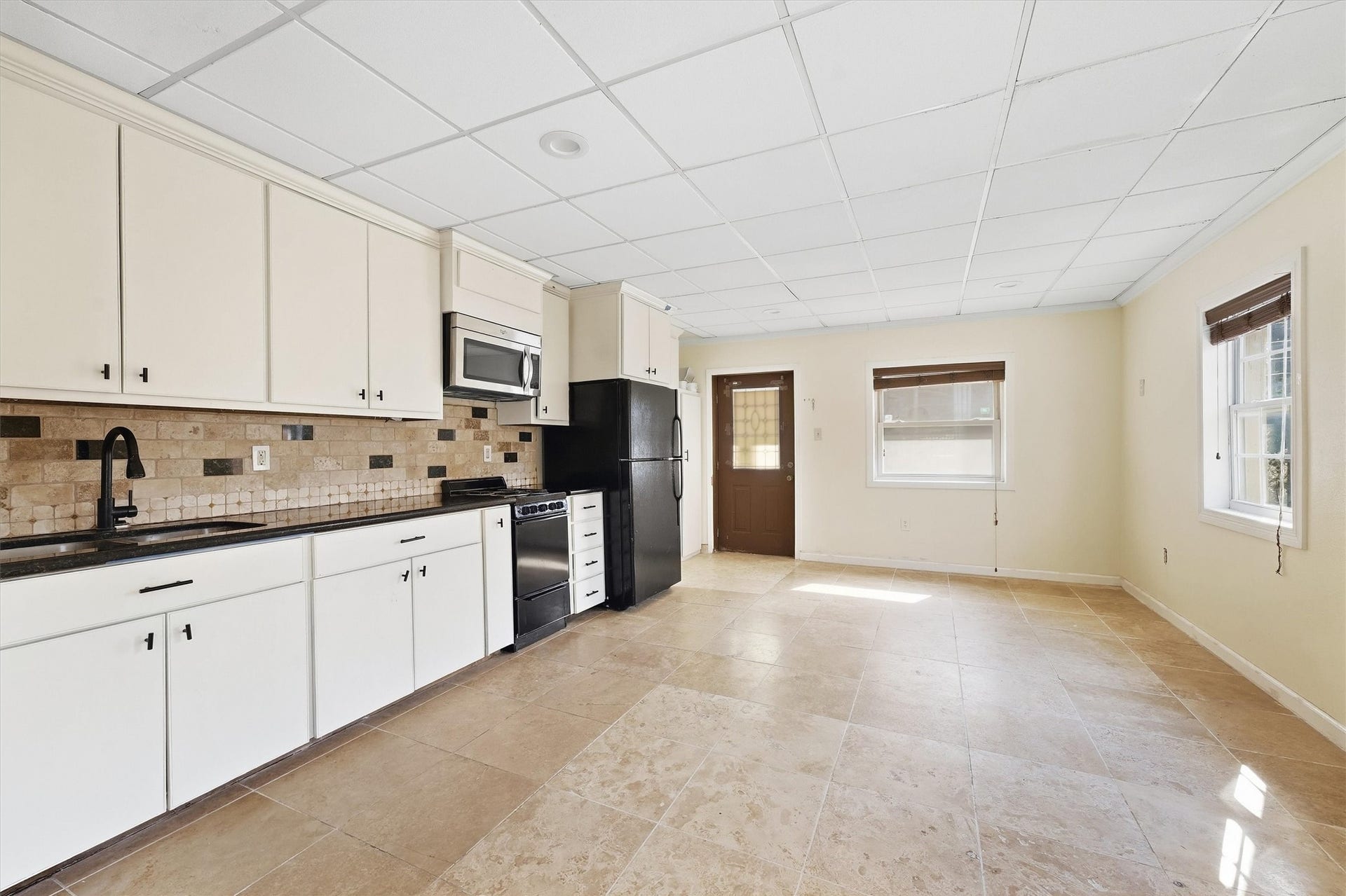 1017 Court Street, Houston, TX 77007 Downstairs unit kitchen/living room area