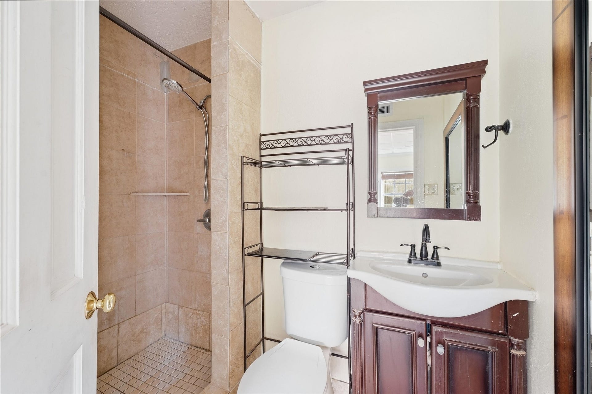 1017 Court Street, Houston, TX 77007 Downstairs unit bathroom.