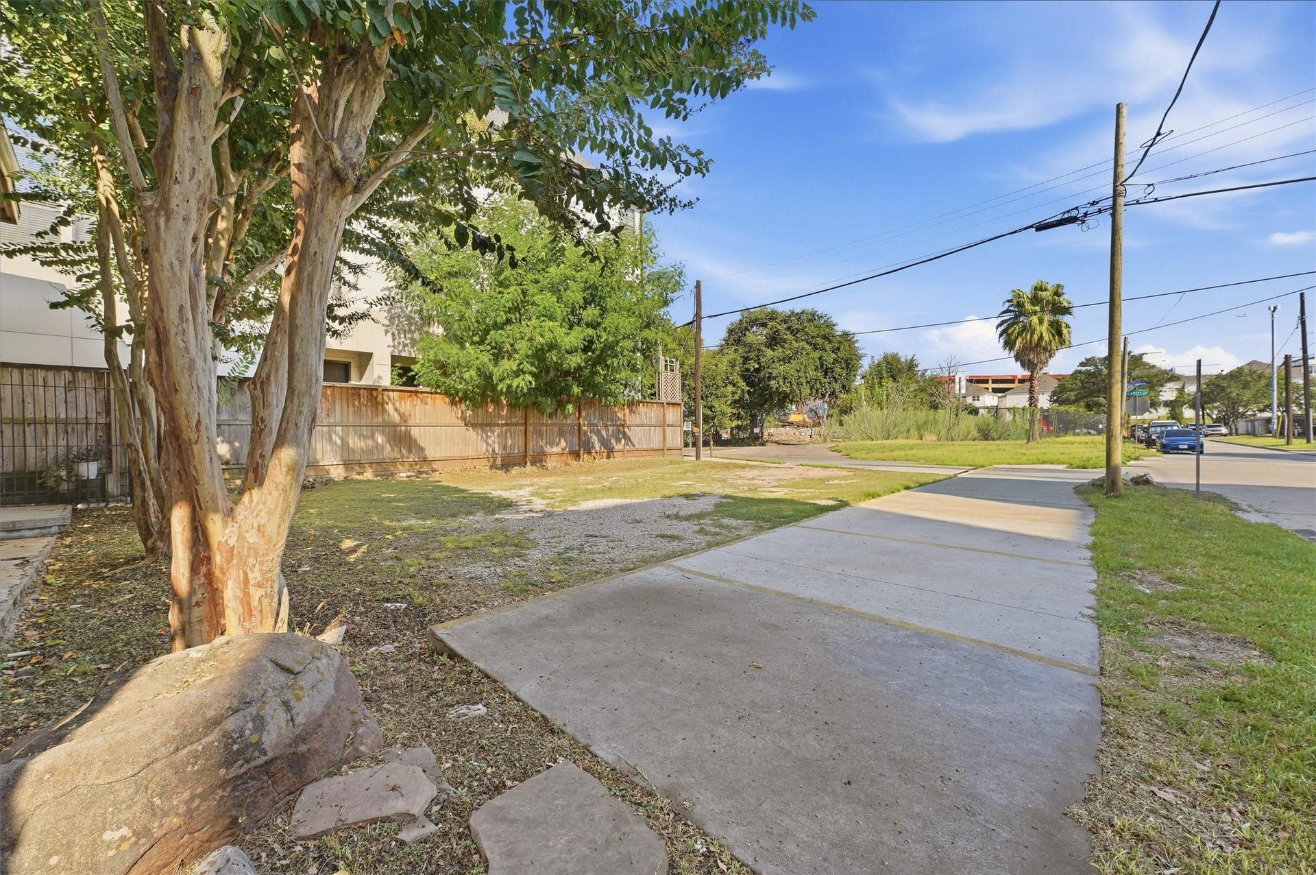 1017 Court Street, Houston, TX 77007 Plenty of parking space for tenants.