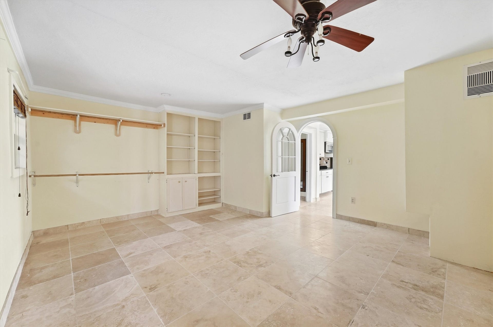 1017 Court Street, Houston, TX 77007 Downstairs unit bedroom with built in closet space