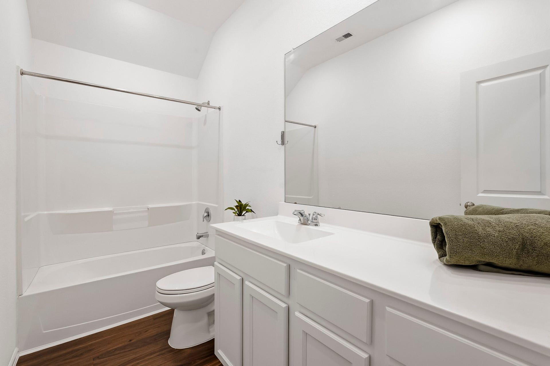 5232 Pine Pass Drive, Rosenberg, TX 77469 Secondary full bath for the bedrooms and guest use.