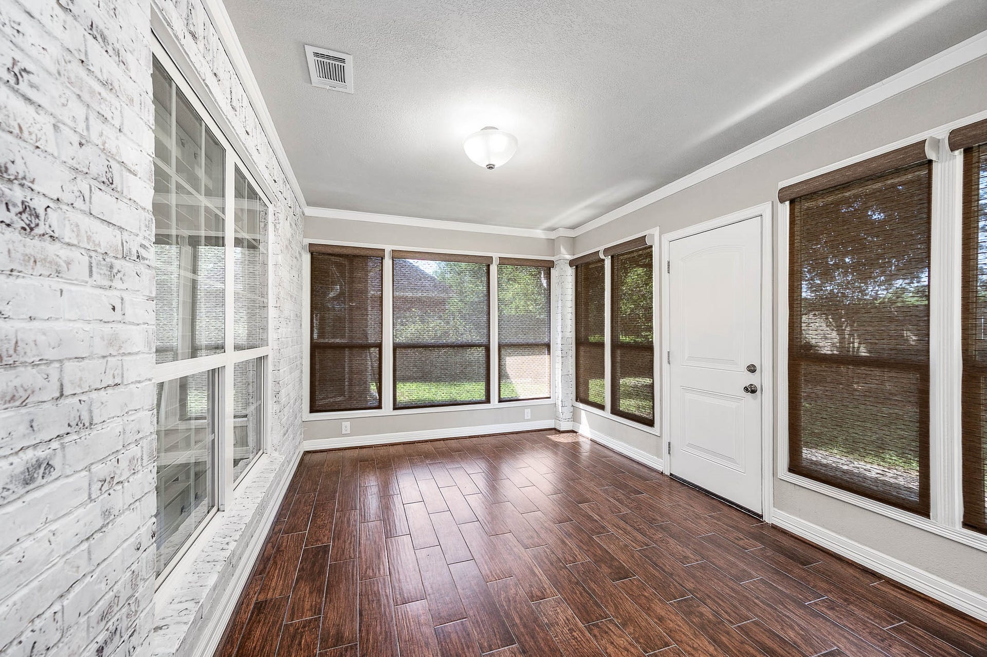 Experience ultimate comfort in this air-conditioned sunroom, an ideal space for a home office or a serene relaxation haven.