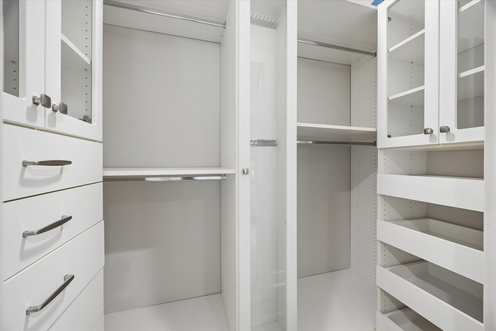 Custom Programme Martin closet in the secondary bedroom.