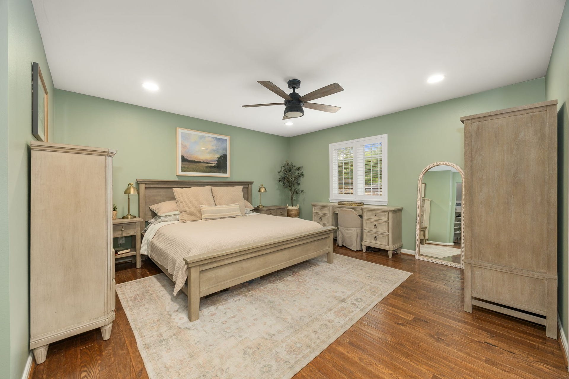 10831 Britoak Lane, Houston, TX 77079 Second floor primary bedroom has a large walk-in closet and ensuite bathroom.
