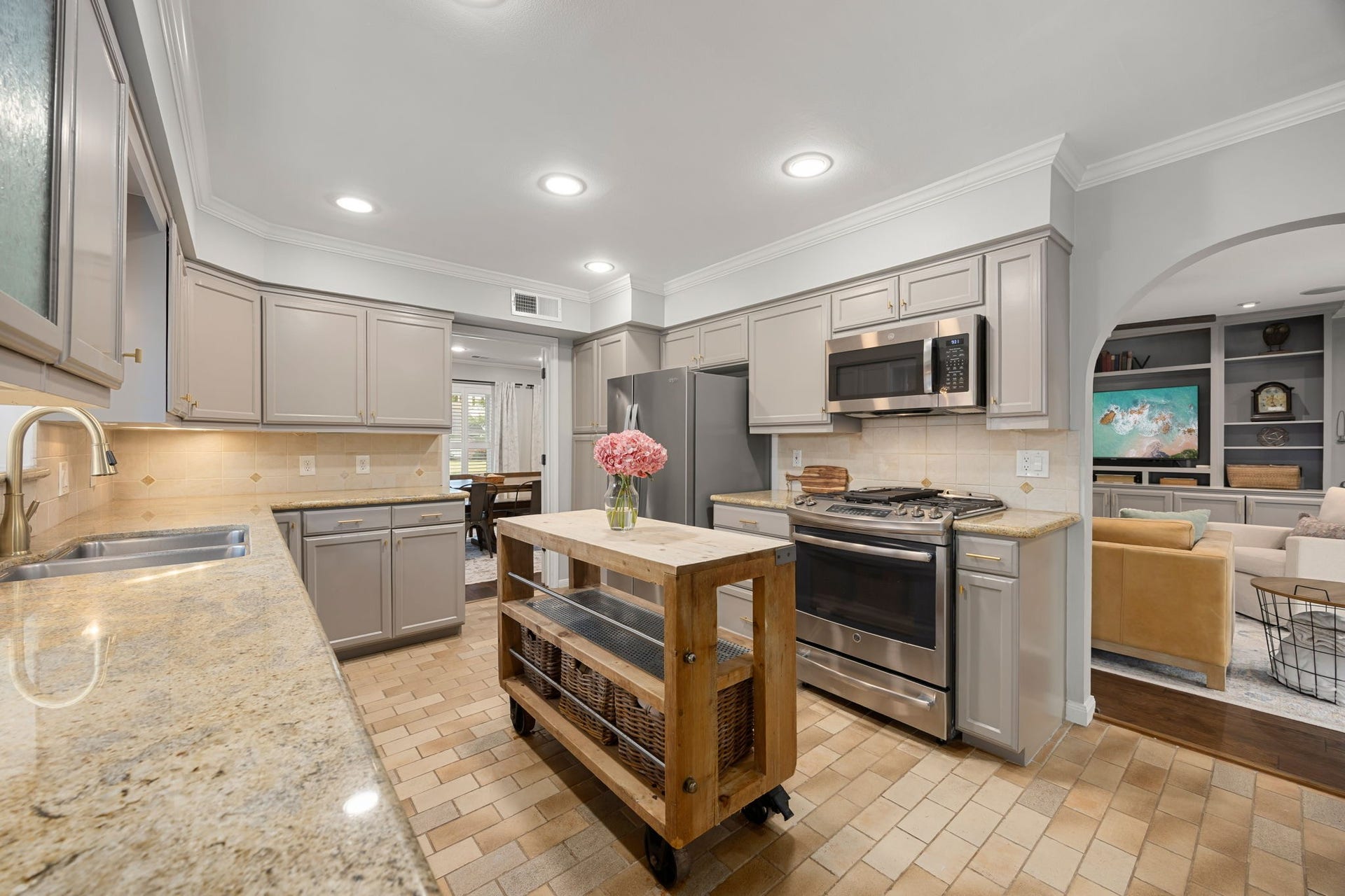10831 Britoak Lane, Houston, TX 77079 Kitchen connects to the living room and the dining room.