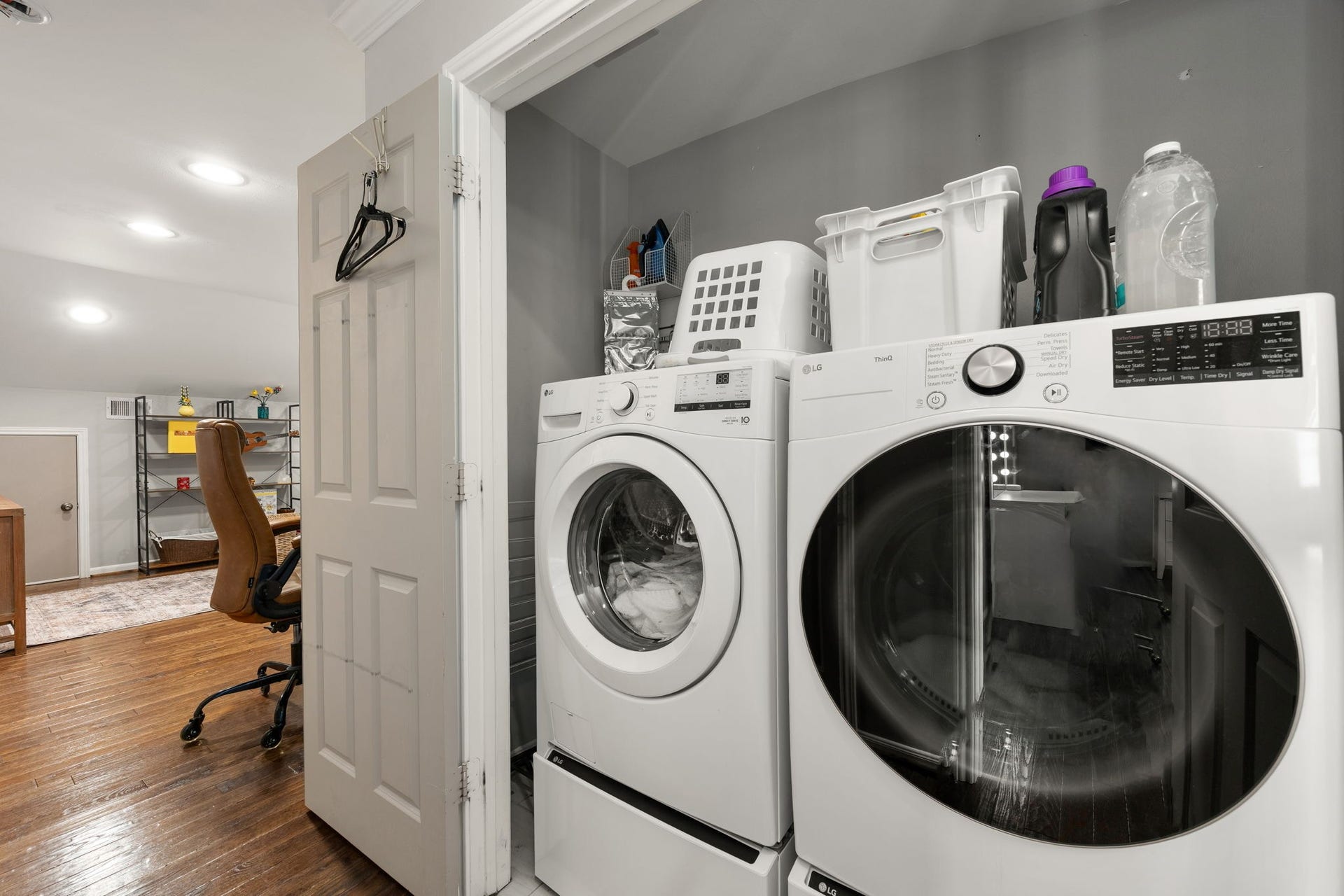 10831 Britoak Lane, Houston, TX 77079 Upstairs laundry room.