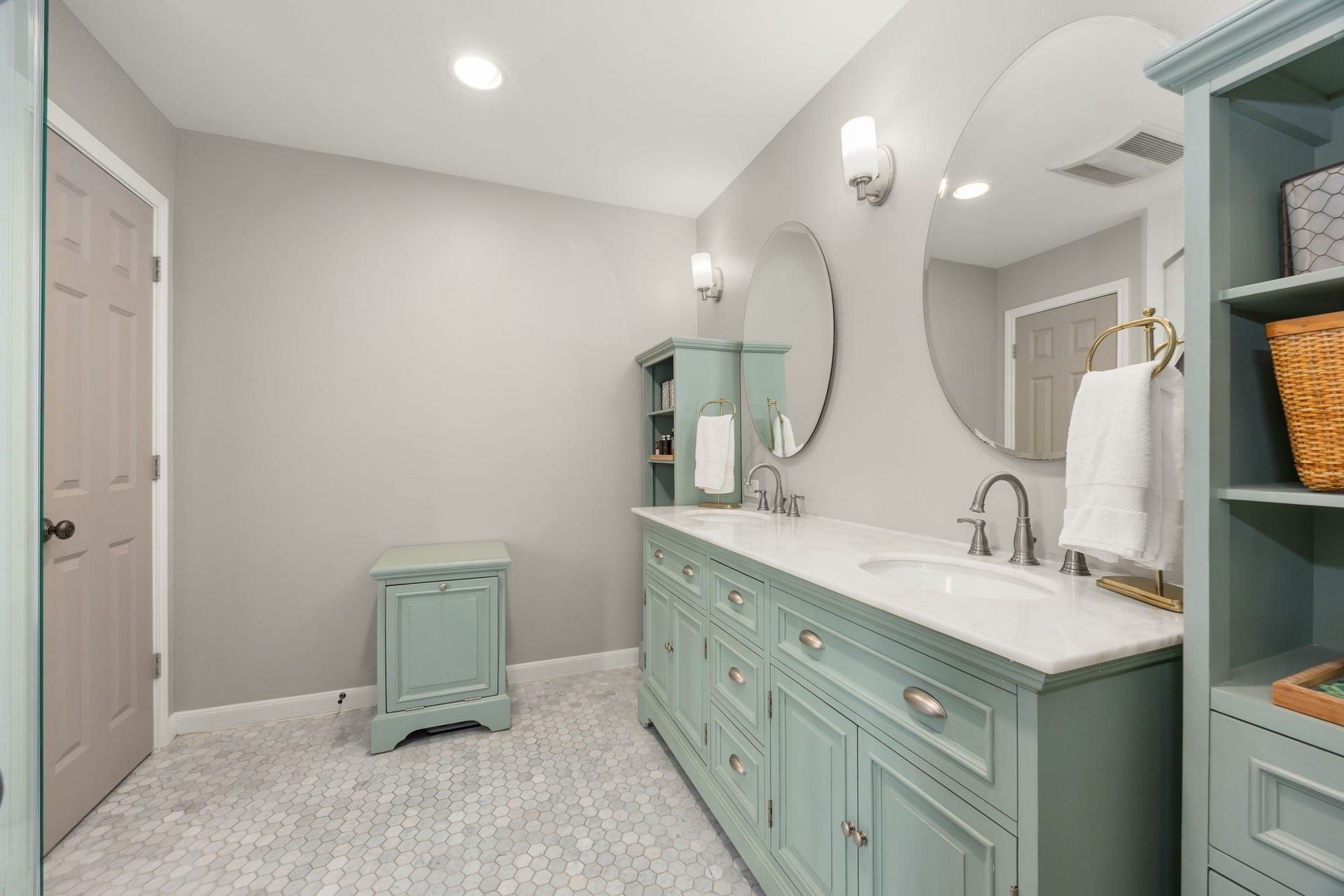 10831 Britoak Lane, Houston, TX 77079 Second floor Primary bathroom with dual sinks and a large walk-in shower.