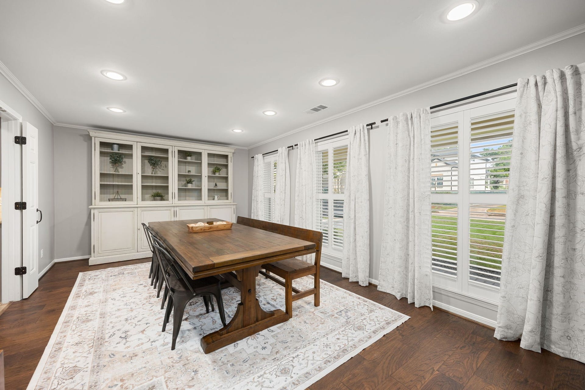 10831 Britoak Lane, Houston, TX 77079 The Formal Dining room on your right as you walk in the front door is spacious and is full of windows that allow in lots of light. Connects directly to the kitchen.