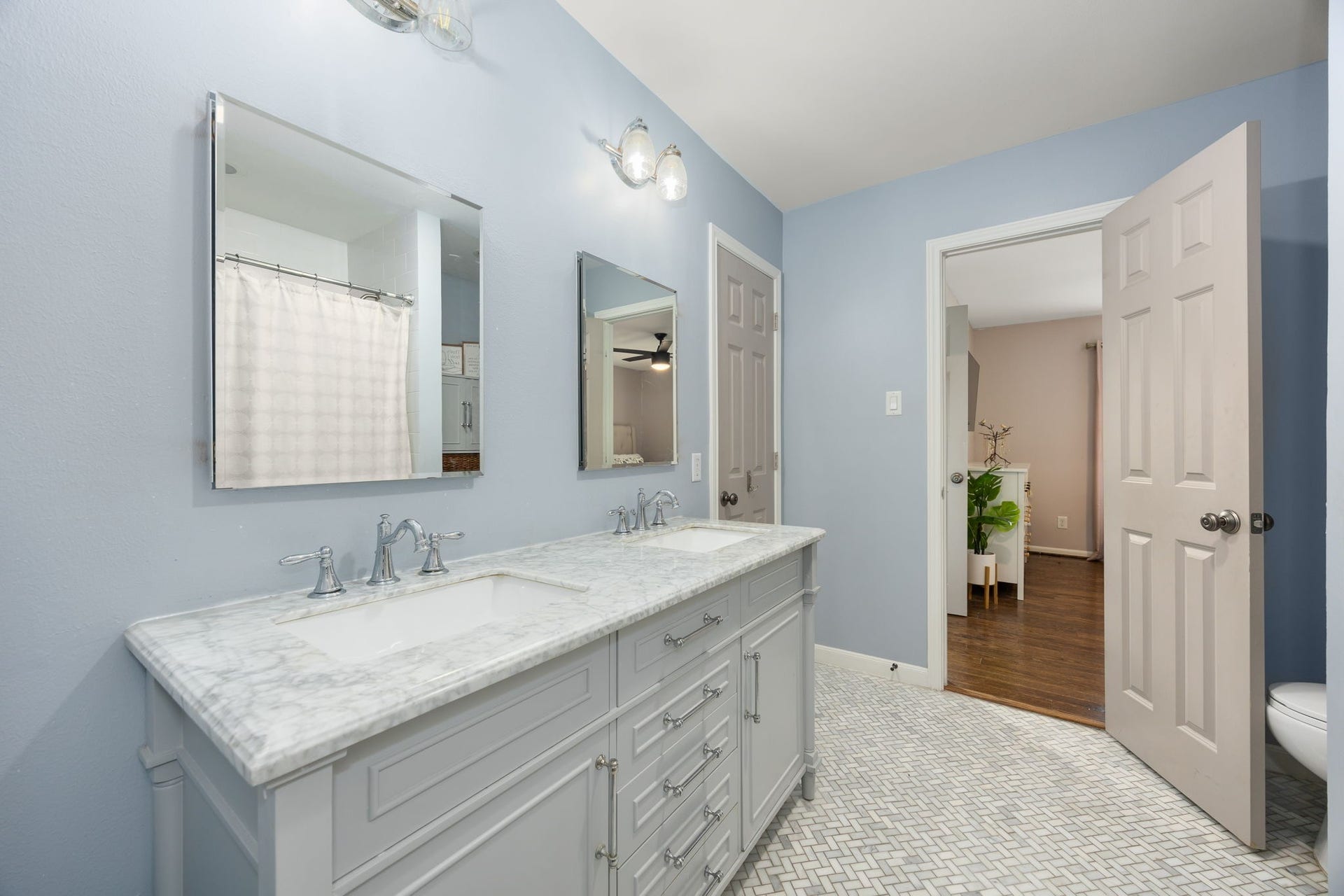 10831 Britoak Lane, Houston, TX 77079 Jack and Jill bath room connects two secondary bedrooms upstairs and has dual sinks and a tub/shower combo.