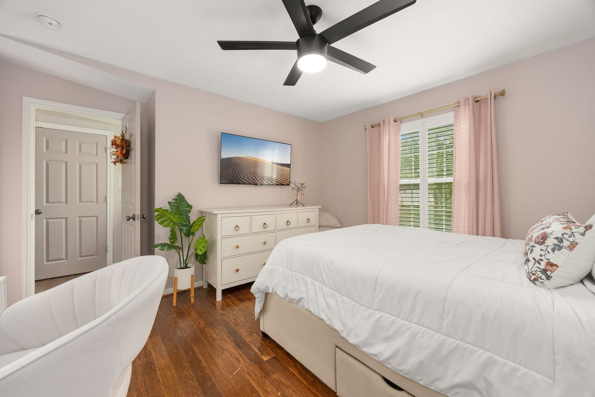 10831 Britoak Lane, Houston, TX 77079 Secondary bedroom with Jack and Jill bathroom.