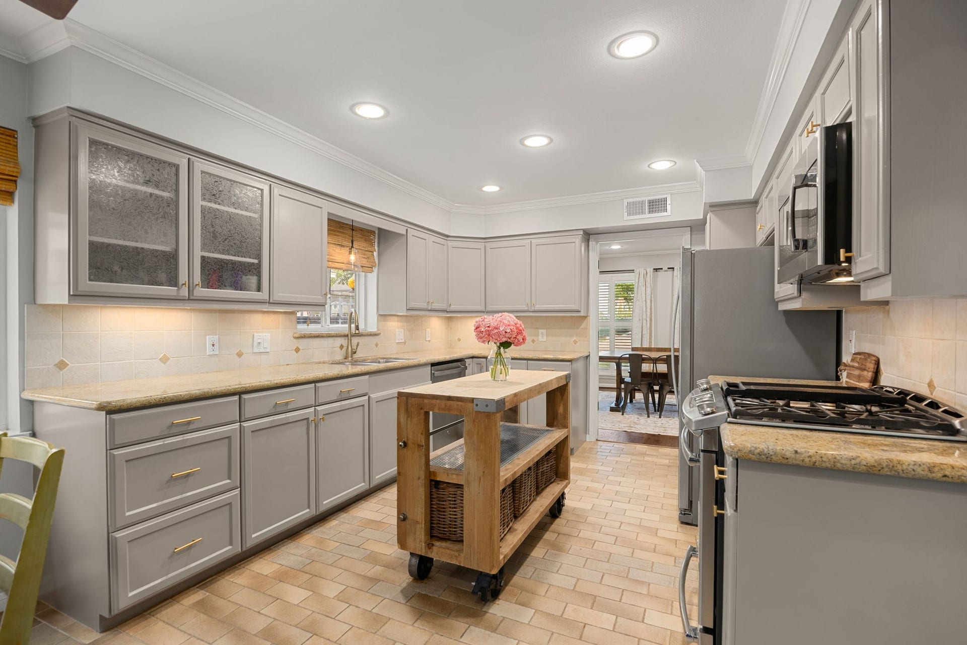 10831 Britoak Lane, Houston, TX 77079 The Kitchen has a breakfast room and all stainless steel appliances. It connects to the living room, the dining room and the downstairs laundry room and half bath.