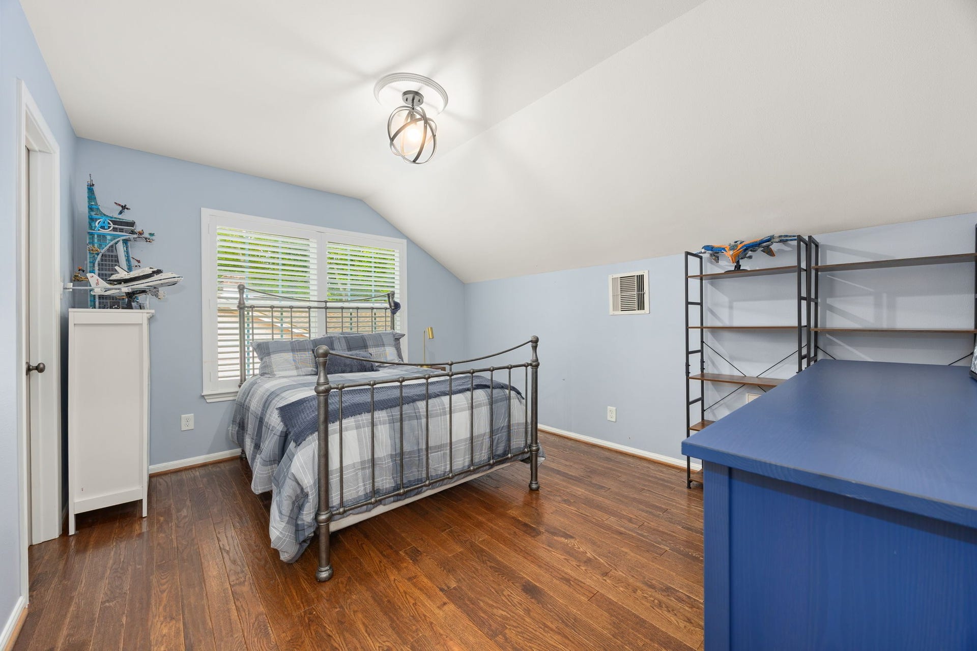 10831 Britoak Lane, Houston, TX 77079 Secondary bedroom upstairs has a Jack and Jill bathroom.