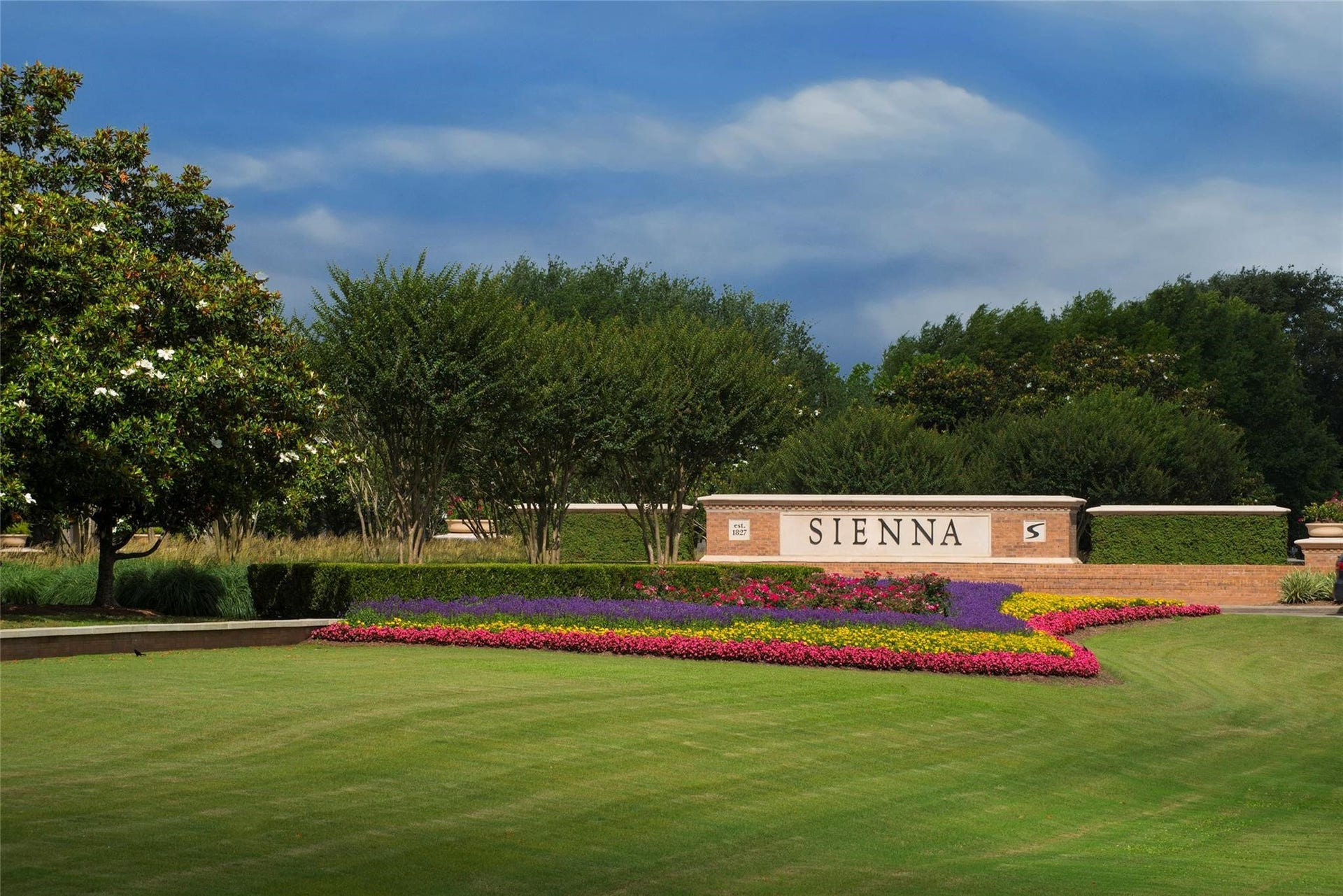 3707 Cat Springs Lane, Missouri City, TX 77459 Beautifully landscaped entrance to Sienna, a 10,000+ acre master-planned community in Fort Bend County known for its scenic green spaces, resort-style amenities, and access to highly rated Fort Bend ISD schools.