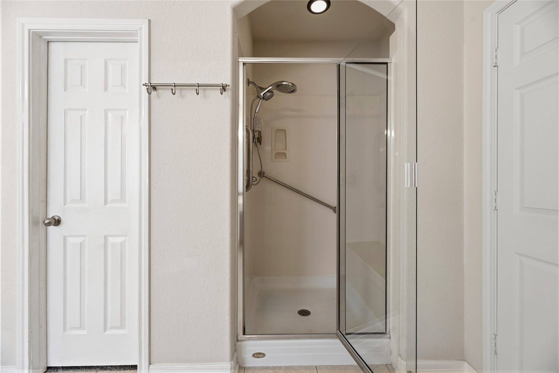 3707 Cat Springs Lane, Missouri City, TX 77459 The primary bath also features a separate glass-enclosed shower, providing a spa-quality experience within the comfort of your own home.