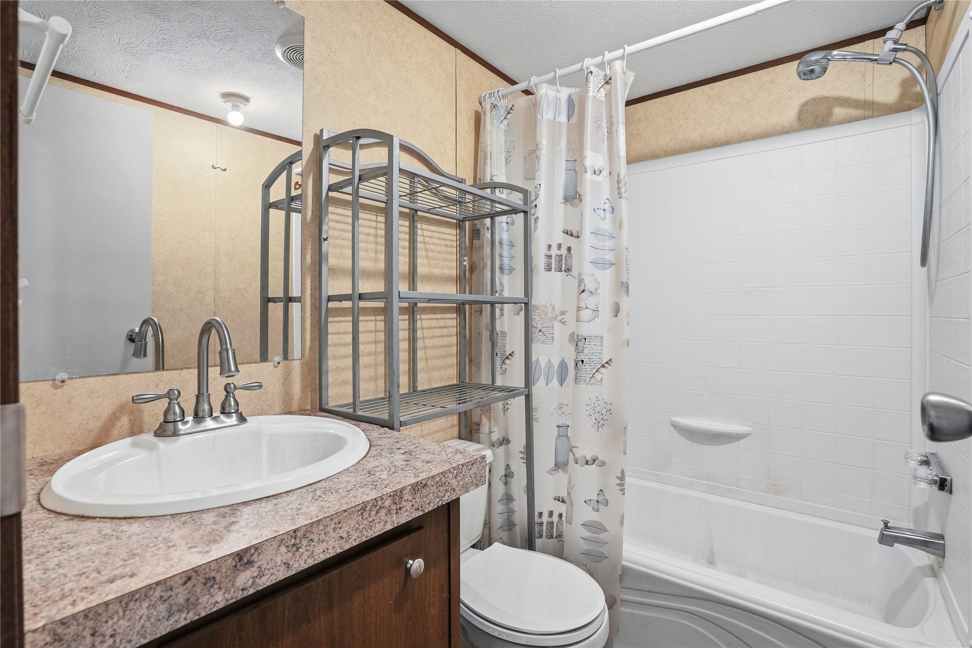 801 Genoa Red Bluff Road, Pasadena, TX 77504 Secondary bath