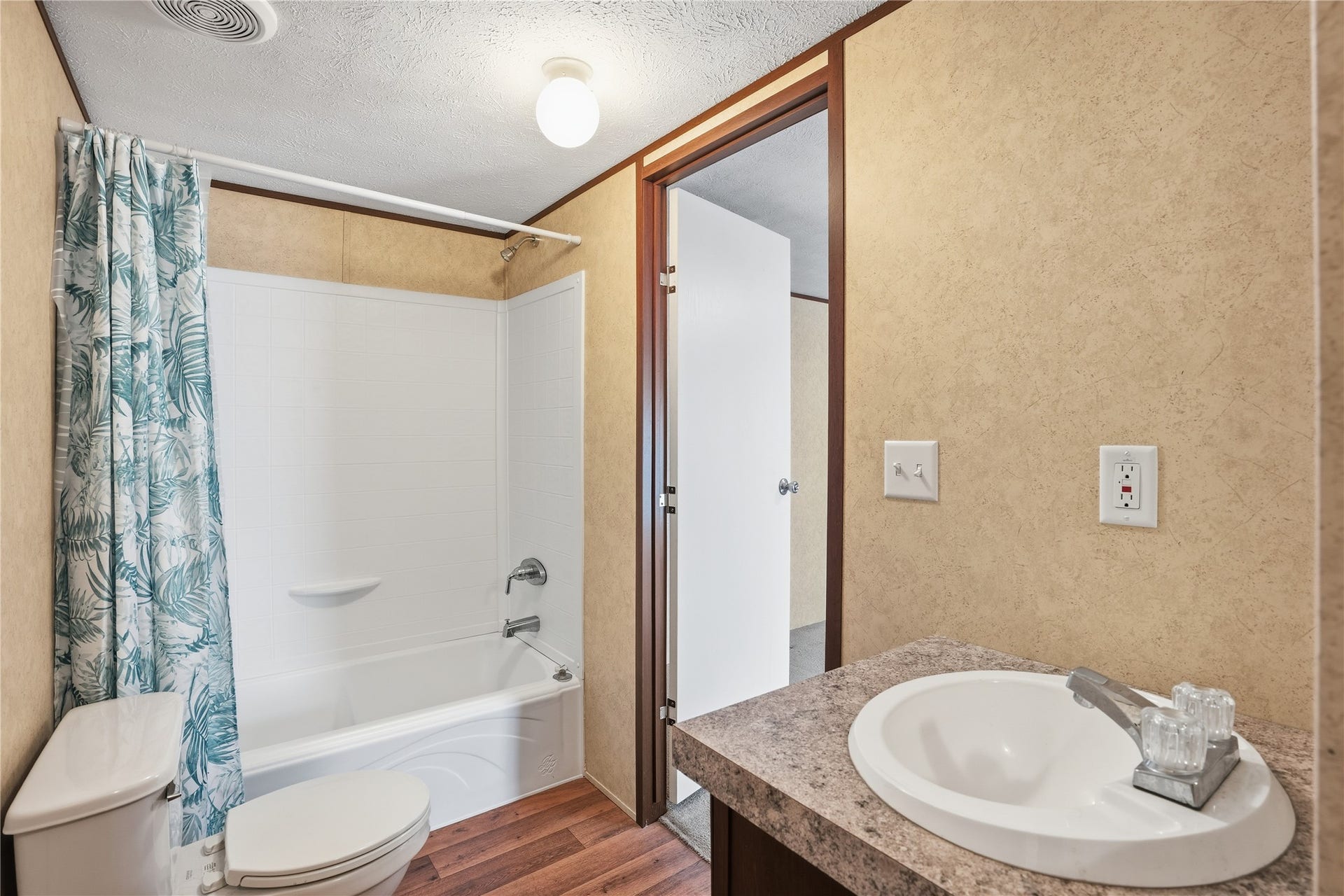 801 Genoa Red Bluff Road, Pasadena, TX 77504 Primary bath