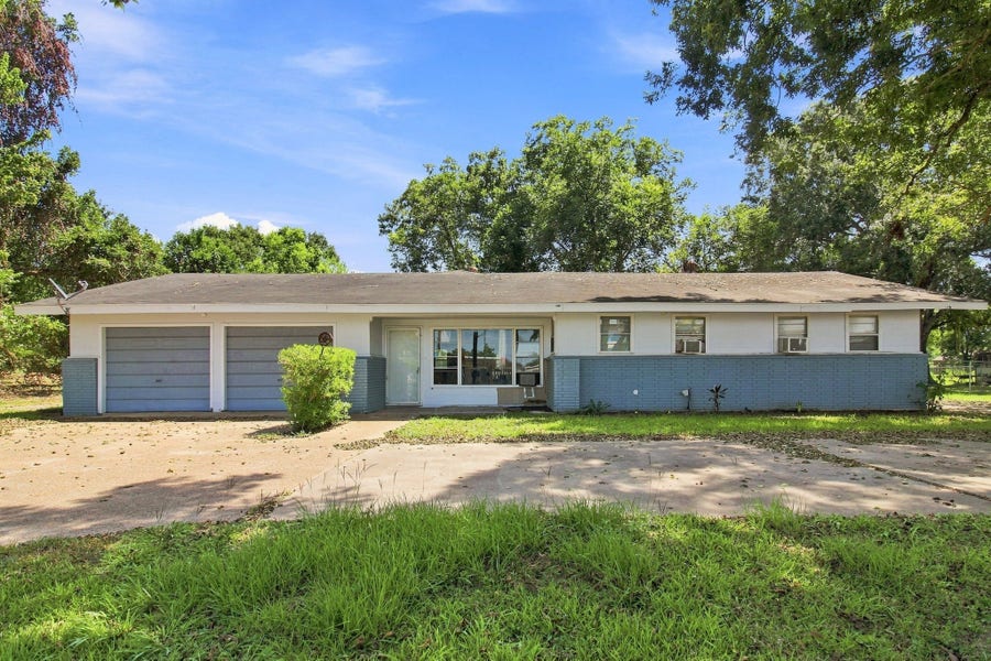 Property photo for 817 Masonic Oak Drive, Brazoria, TX