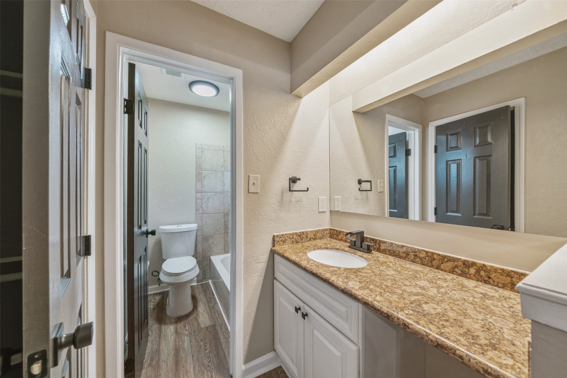 3200 Sand Reef Lane, League City, TX 77573 En suite for primary bedroom