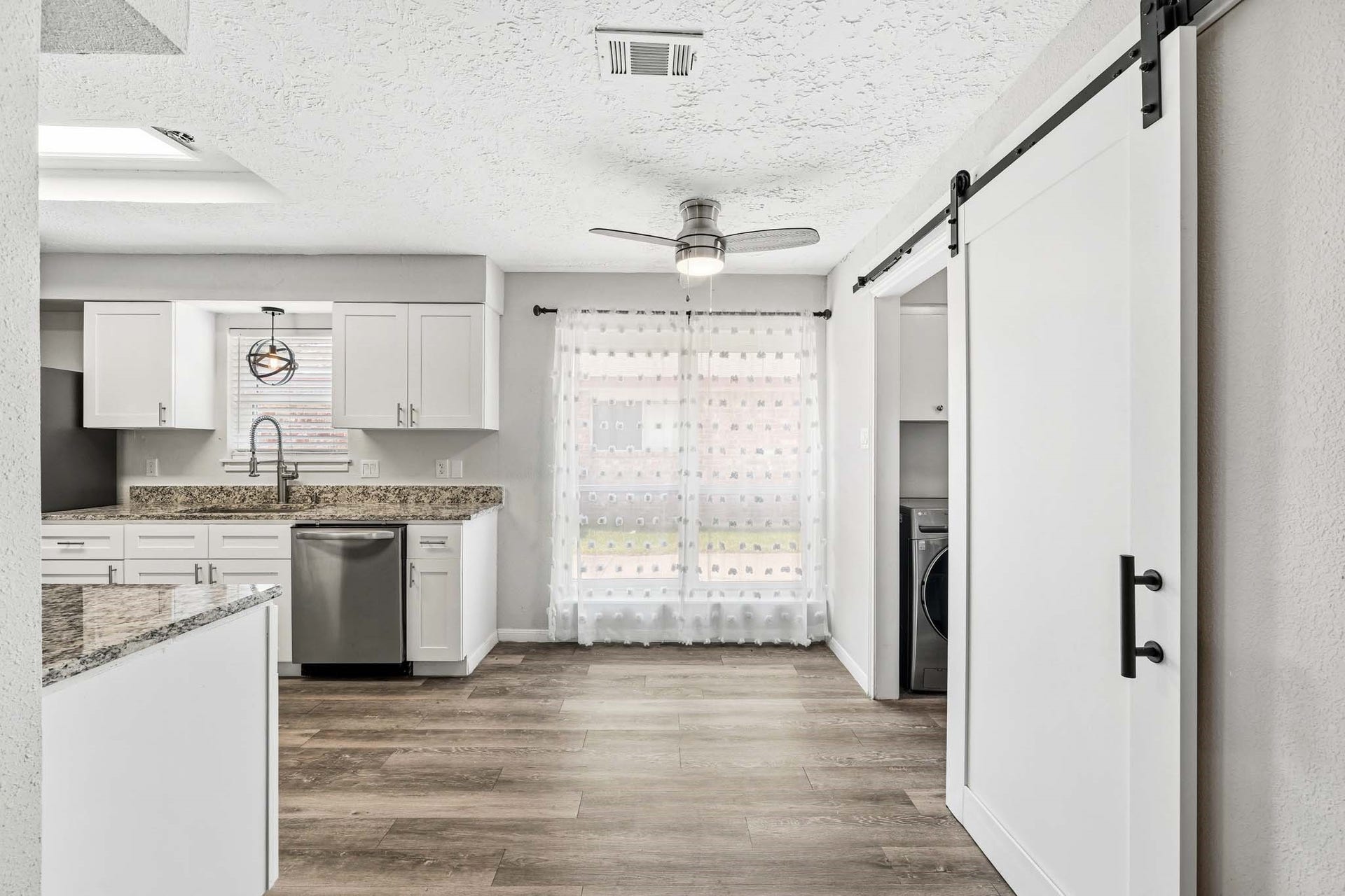12010 Dorrance Lane, Meadows Place, TX 77477 This breakfast room is the perfect bridge between the kitchen and family room.