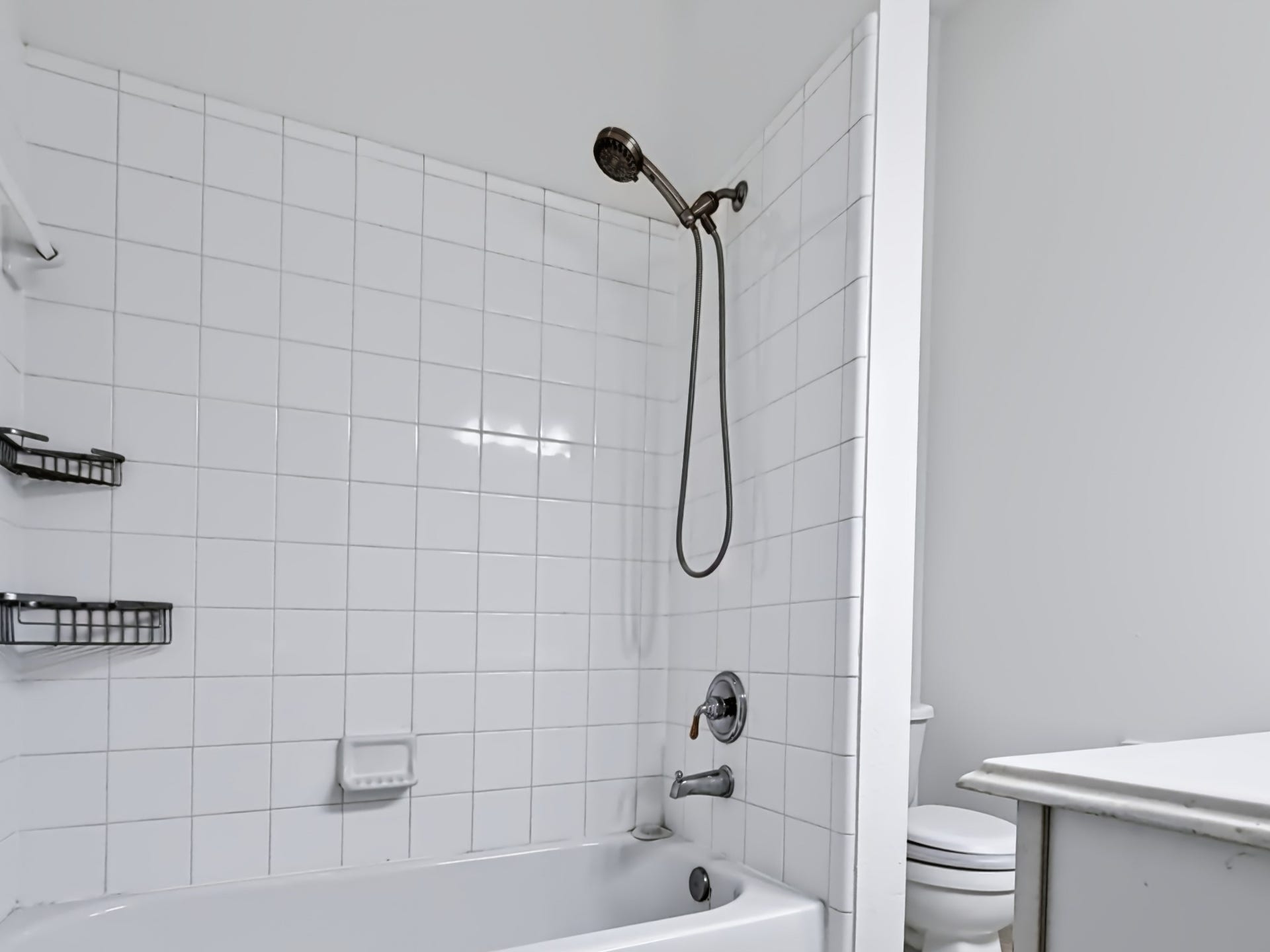 5810 Larch Leaf Lane, Richmond, TX 77469 Full guest bathroom provides a tub/shower combination and convenient access for secondary bedrooms and overnight guests.