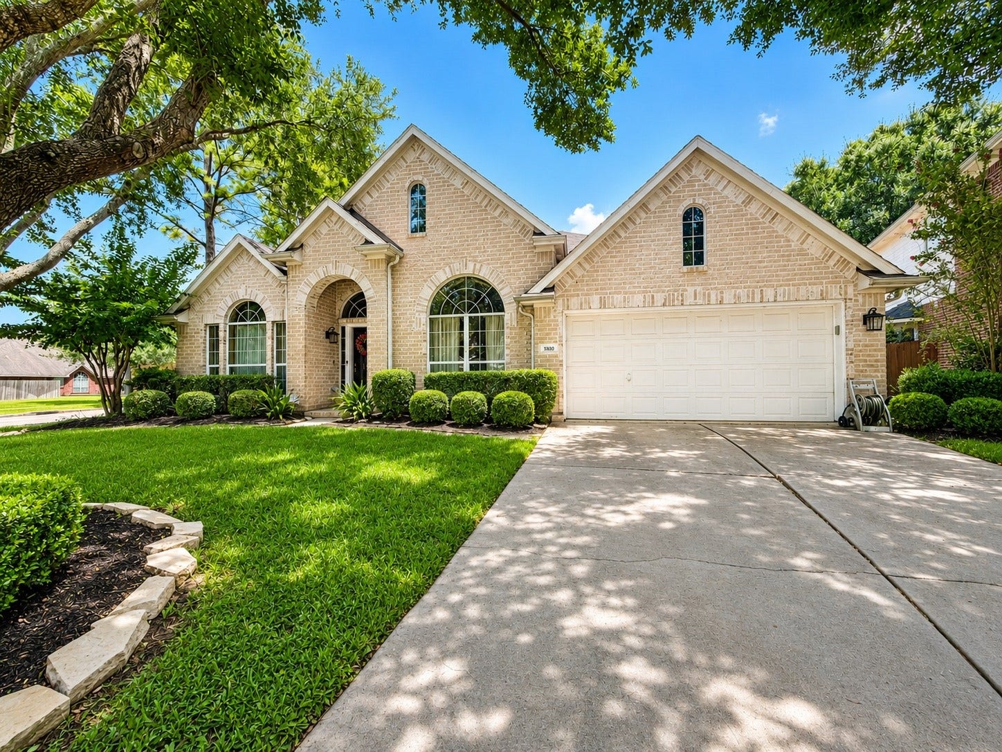 5810 Larch Leaf Lane, Richmond, TX 77469 Welcome home to 5810 Larch Leaf. This Beauty sits on a spacious corner lot, on the edge of a cul-de-sac. Meticulously maintained by a single owner, it has been waiting for you. Ready to take a peek?