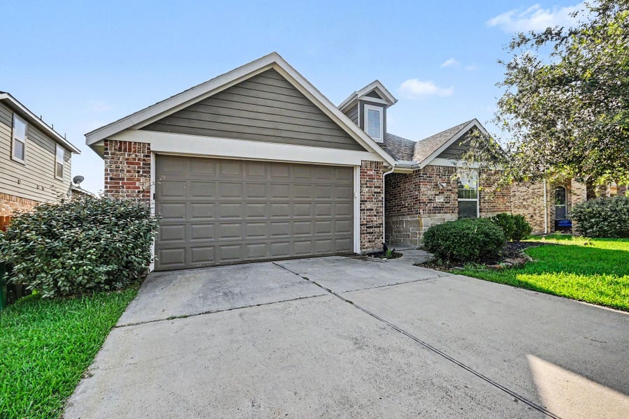 Property photo for 6615 Hunters Trace Lane, Baytown, TX