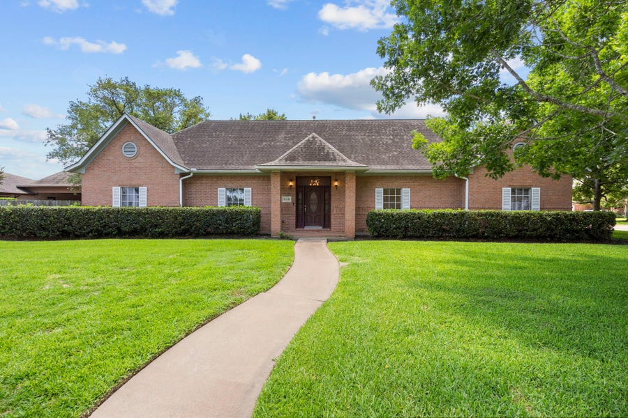 Property photo for 616 Westwood Circle, La Marque, TX