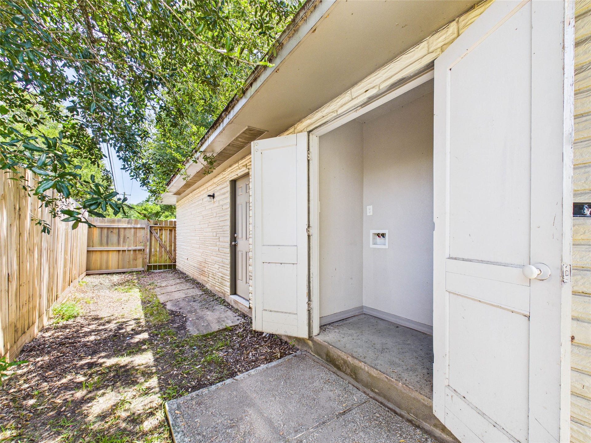 302 Sycamore Drive, Hitchcock, TX 77563 Side yard and laundry room