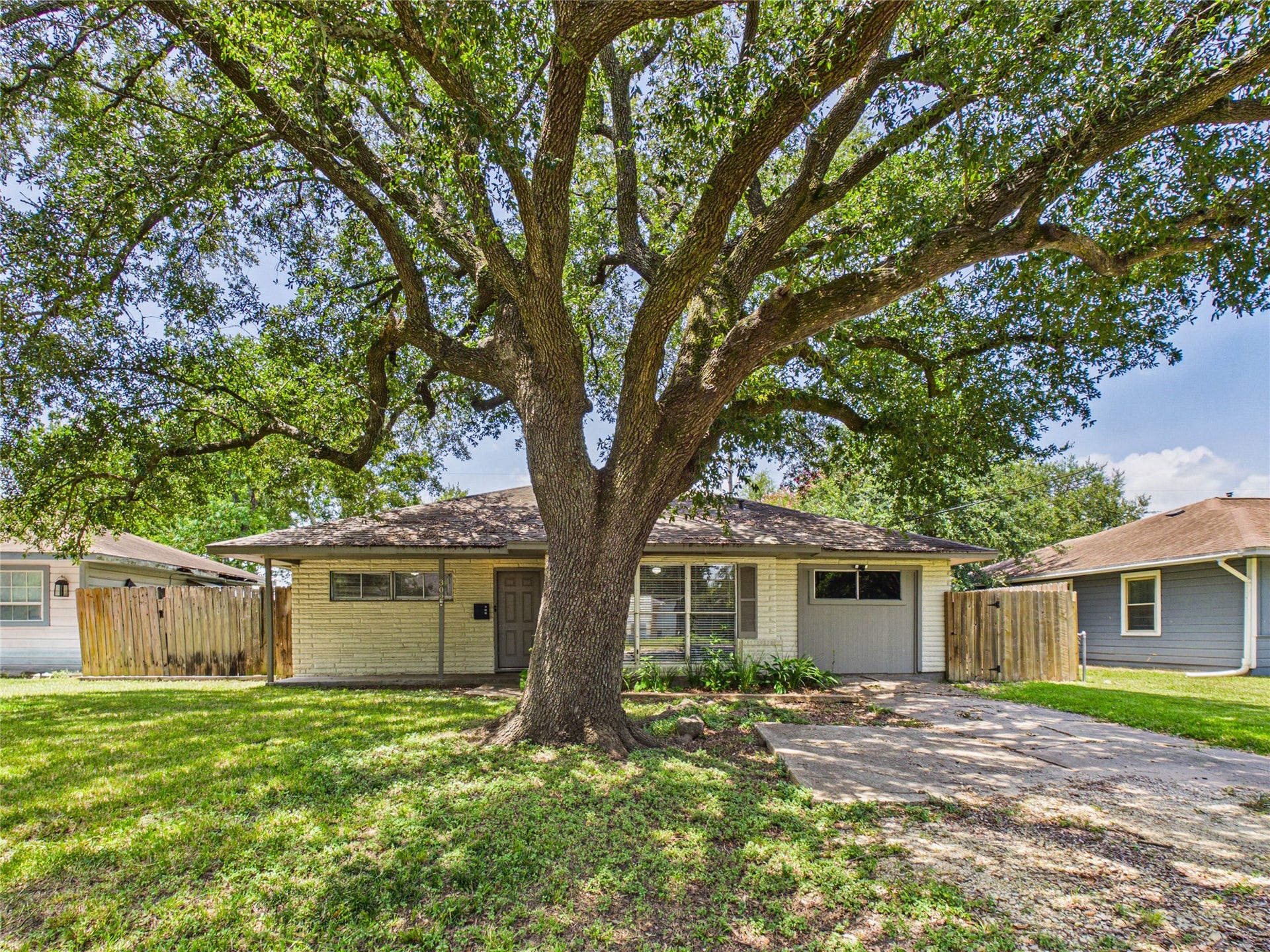 302 Sycamore Drive, Hitchcock, TX 77563 Welcome to 302 Sycamore Drive!