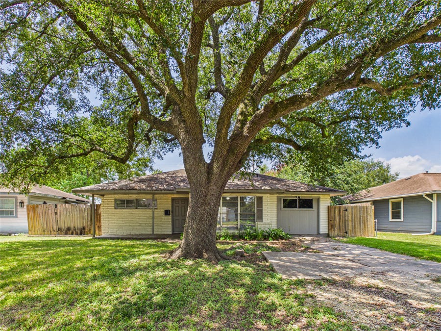 Property photo for 302 Sycamore Drive, Hitchcock, TX