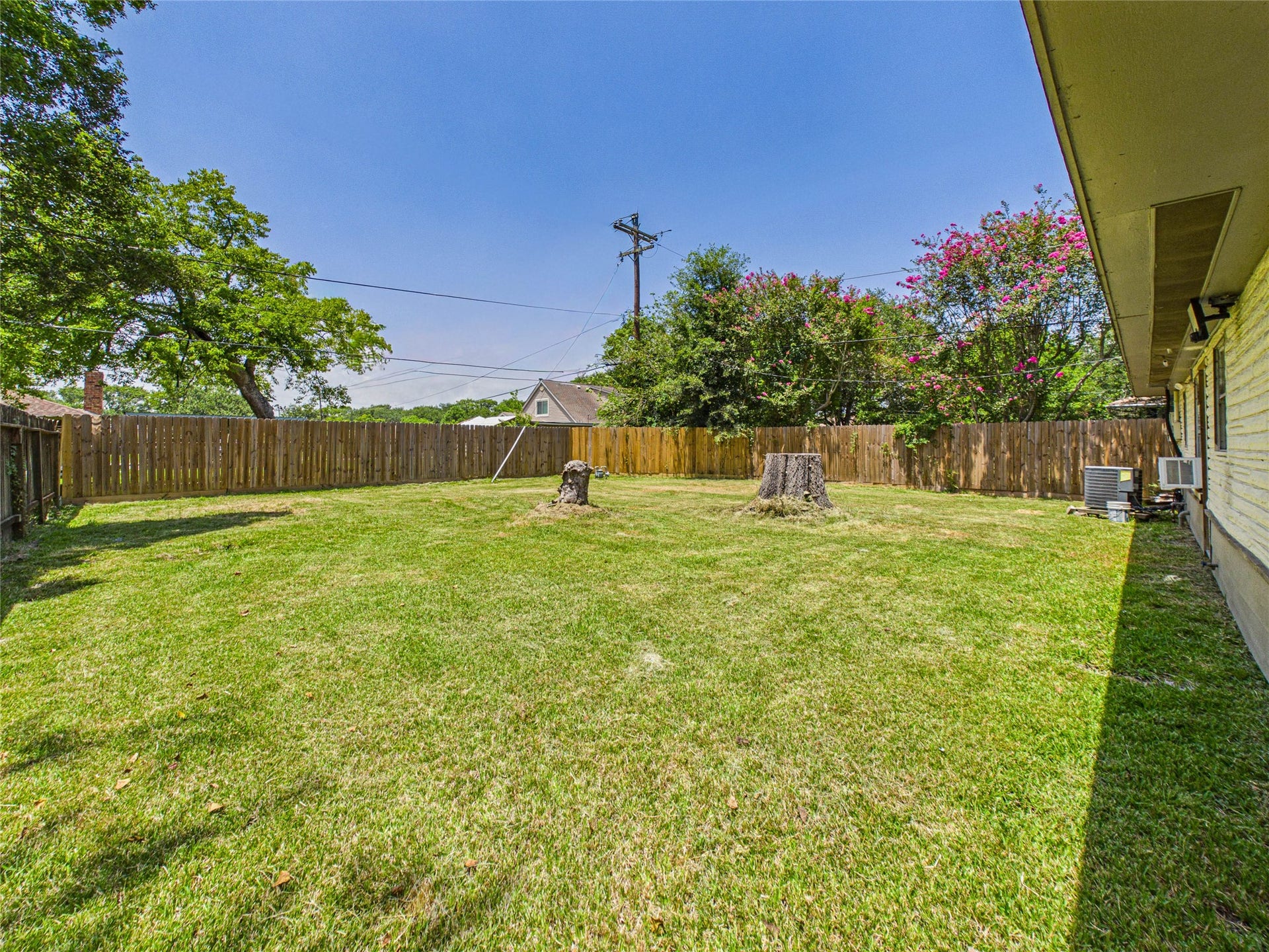 302 Sycamore Drive, Hitchcock, TX 77563 Large fenced in backyard!